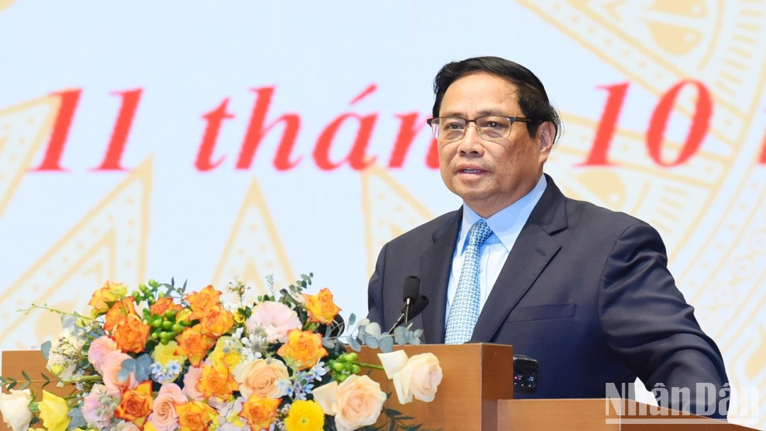 Minh Chinh interviene. Minh Chinh interviene.