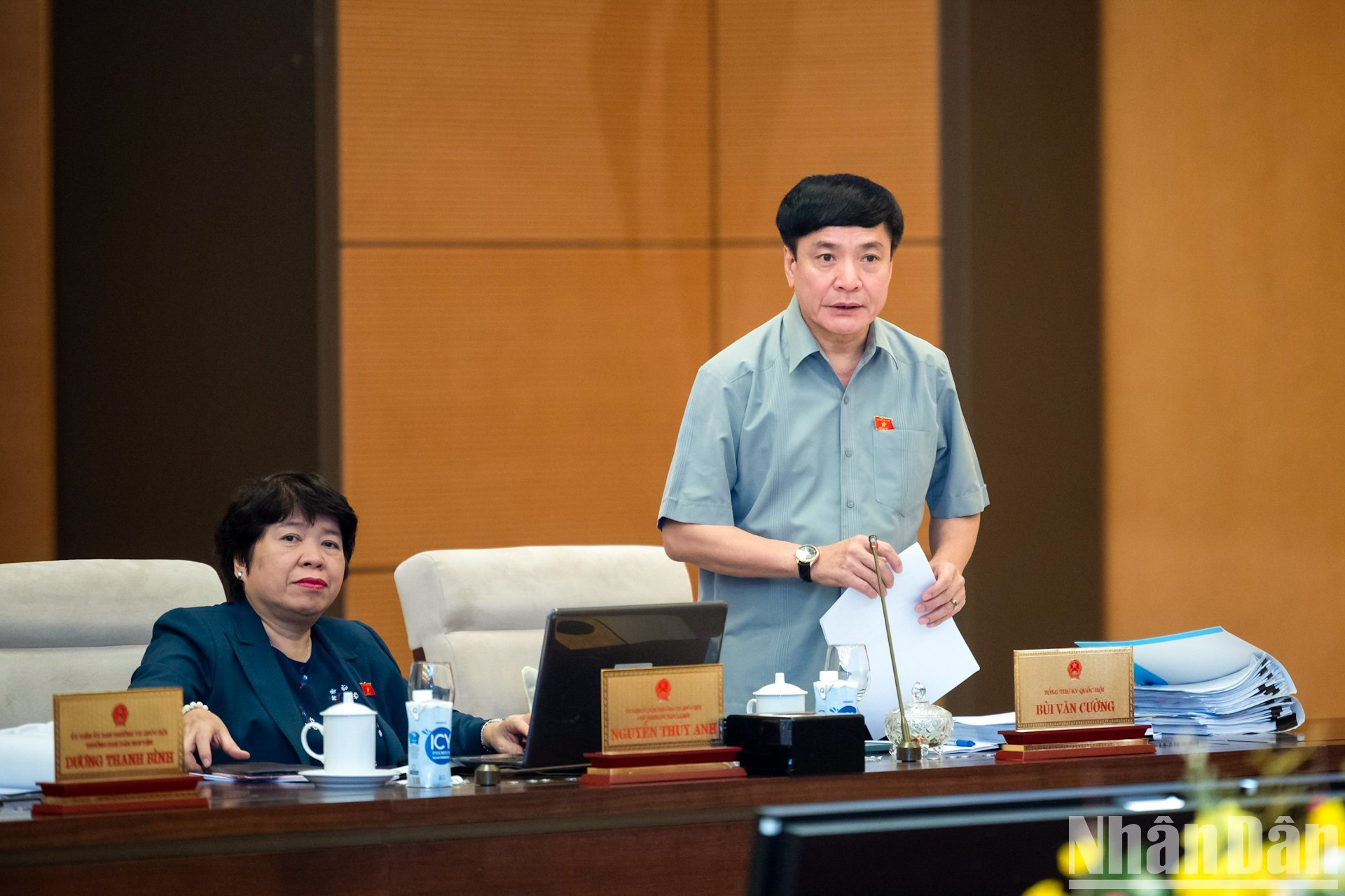 El secretario general de la Asamblea Nacional y jefe de la Oficina parlamentaria, Bui Van Cuong, habla en la reunión. El secretario general de la Asamblea Nacional y jefe de la Oficina parlamentaria, Bui Van Cuong, habla en la reunión.