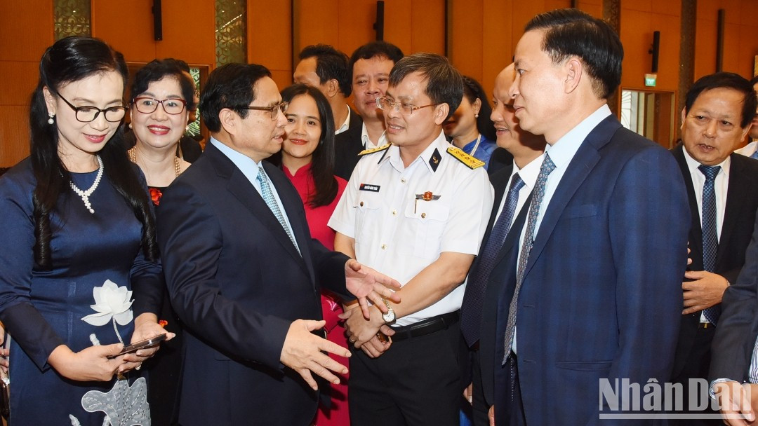 El premier intercambia opiniones con delegados participantes. El premier intercambia opiniones con delegados participantes.