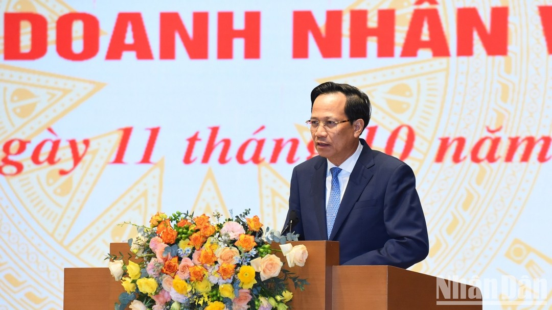 El ministro de Trabajo, Inválidos de Guerra y Asuntos Sociales, Dao Ngoc Dung, en la reunión. El ministro de Trabajo, Inválidos de Guerra y Asuntos Sociales, Dao Ngoc Dung, en la reunión.