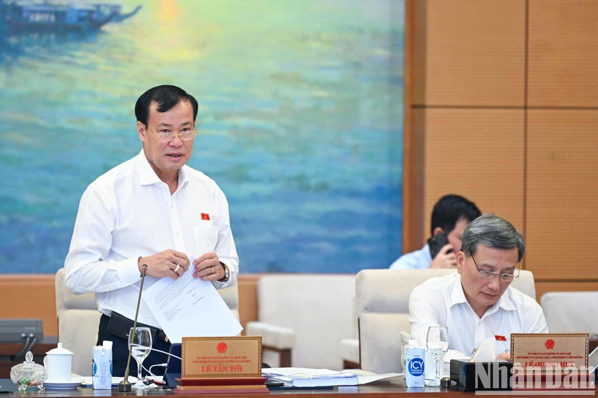 Le Tan Toi, jefe de la Comisión de Defensa y Seguridad de la Asamblea Nacional, habla en la reunión. Le Tan Toi, jefe de la Comisión de Defensa y Seguridad de la Asamblea Nacional, habla en la reunión.