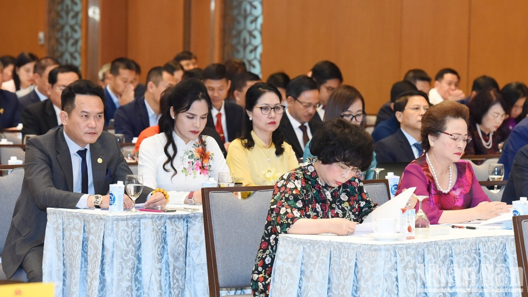 Asisten al acto representantes de la comunidad empresarial vietnamita. Asisten al acto representantes de la comunidad empresarial vietnamita.