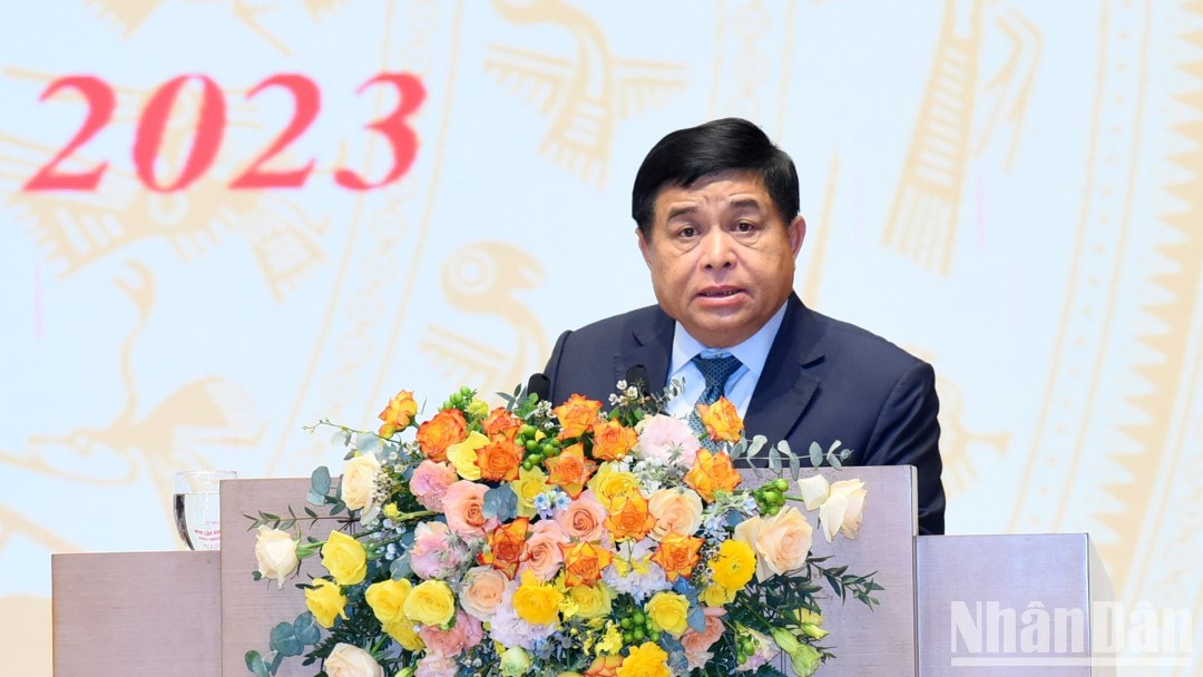 Interviene Nguyen Chi Dung, ministro de Planificación e Inversión. Interviene Nguyen Chi Dung, ministro de Planificación e Inversión.