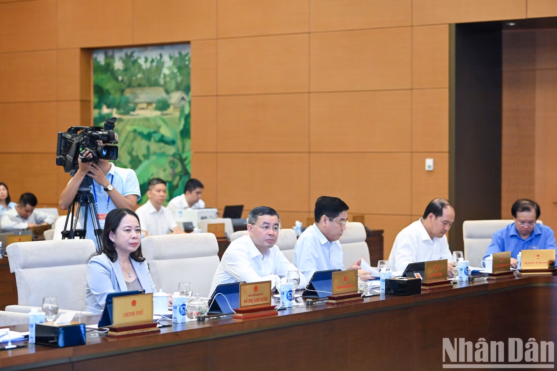 Al evento asisten la vicepresidenta Vo Thi Anh Xuan y otros delegados.