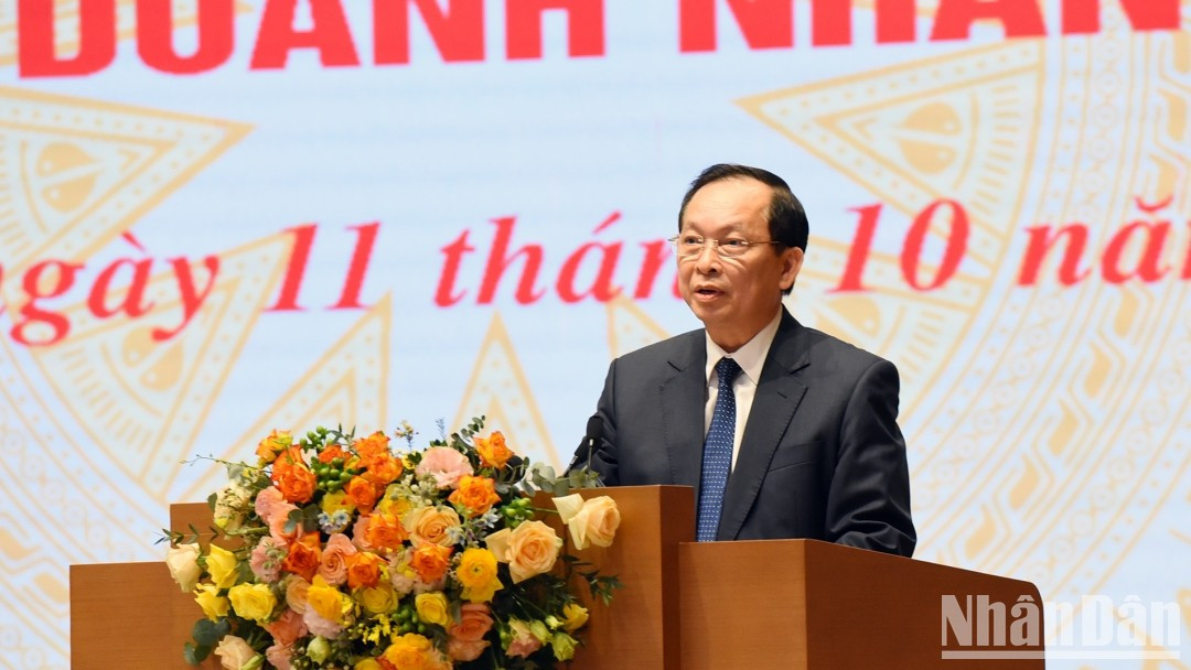 Dao Minh Tu, vicegobernador del Banco Estatal de Vietnam, habla en la cita. Dao Minh Tu, vicegobernador del Banco Estatal de Vietnam, habla en la cita.