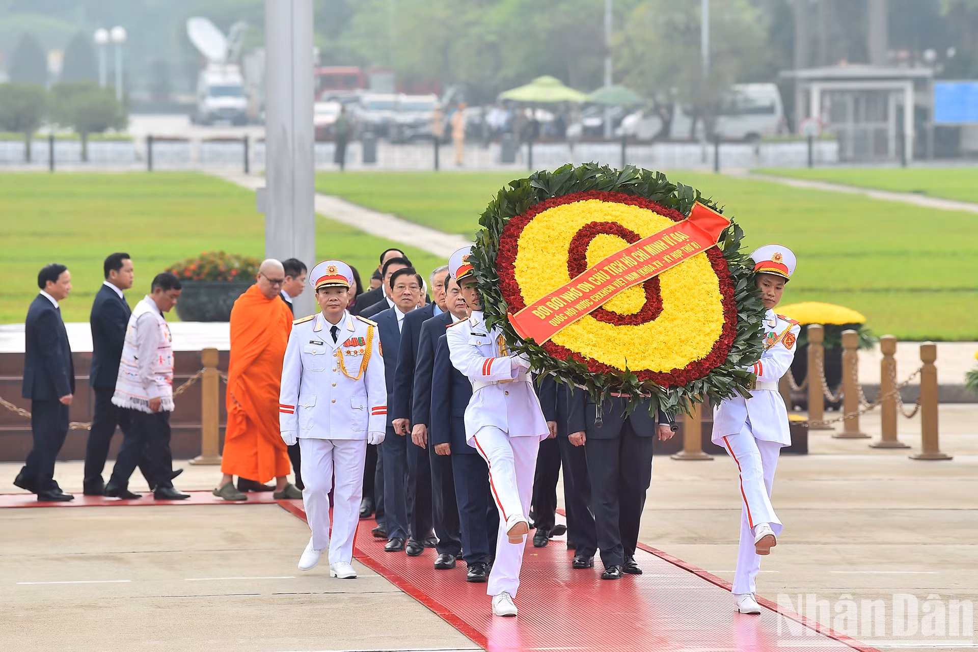 La corona que se ofrece al altar lleva la frase: "Infinita gratitud al gran Presidente Ho Chi Minh".