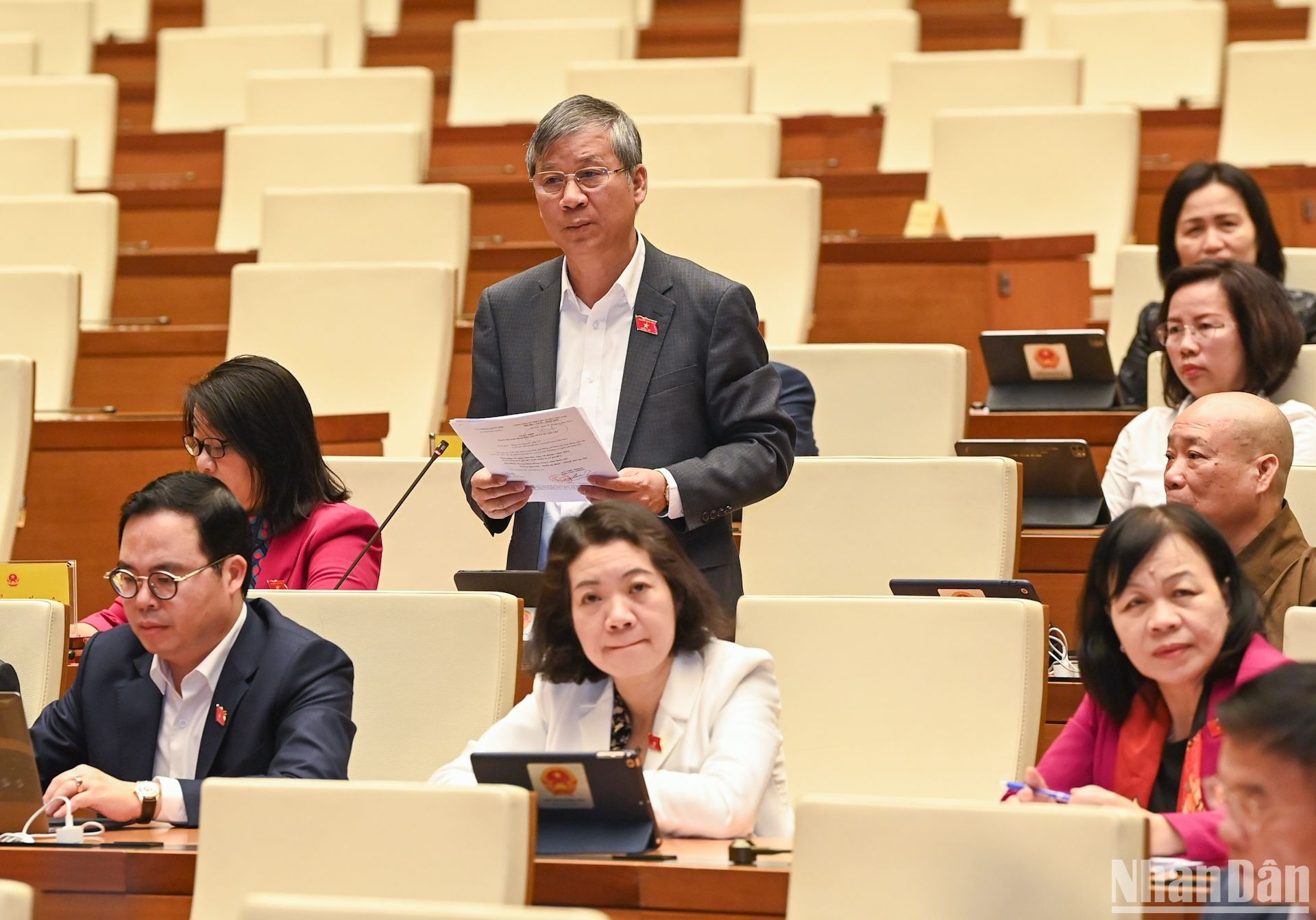 El diputado de Hanói, Nguyen Anh Tri, plantea sus preguntas. El diputado de Hanói, Nguyen Anh Tri, plantea sus preguntas.