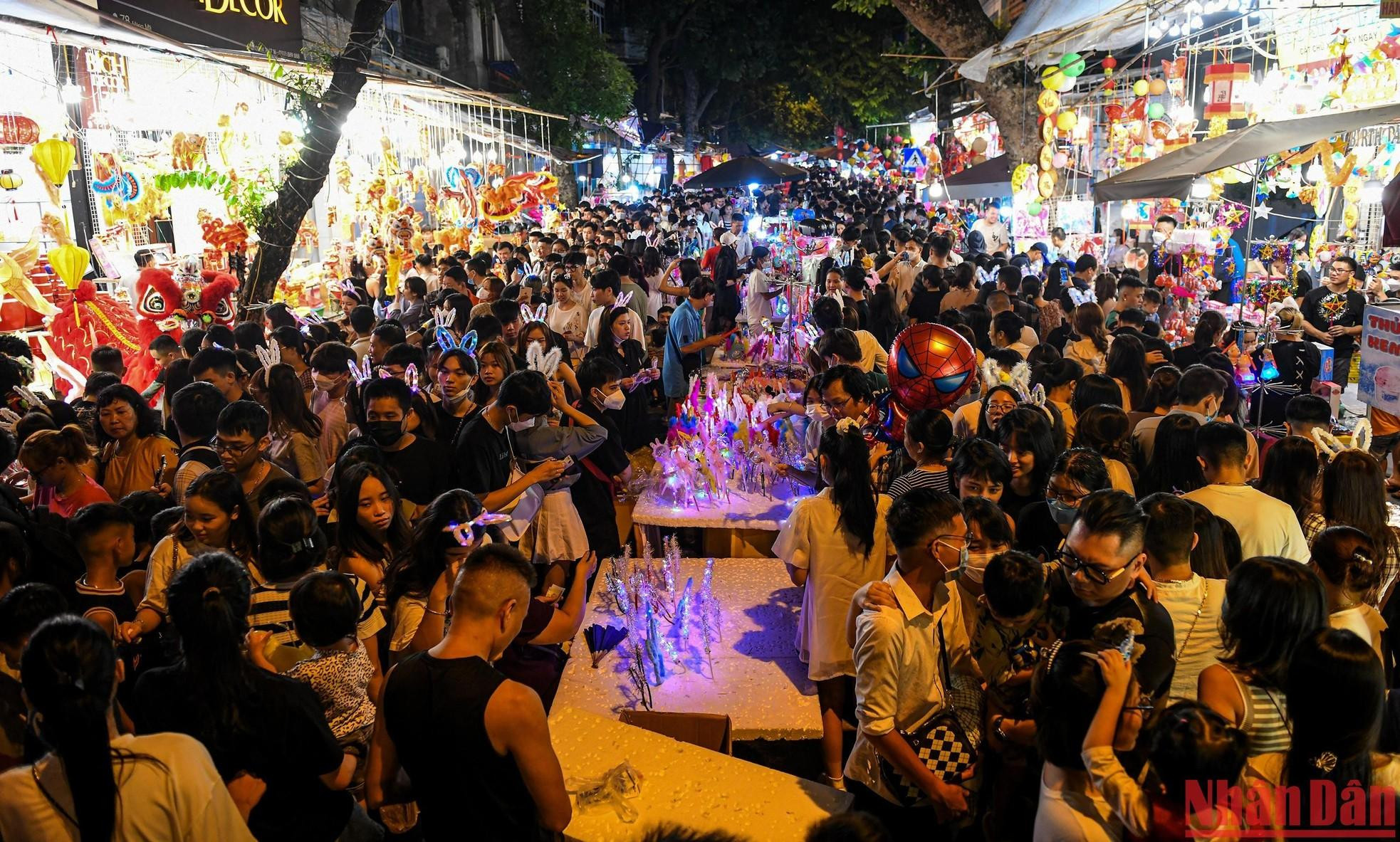 El ambiente en Hang Ma y las calles vecinas es extremadamente animado y bullicioso.