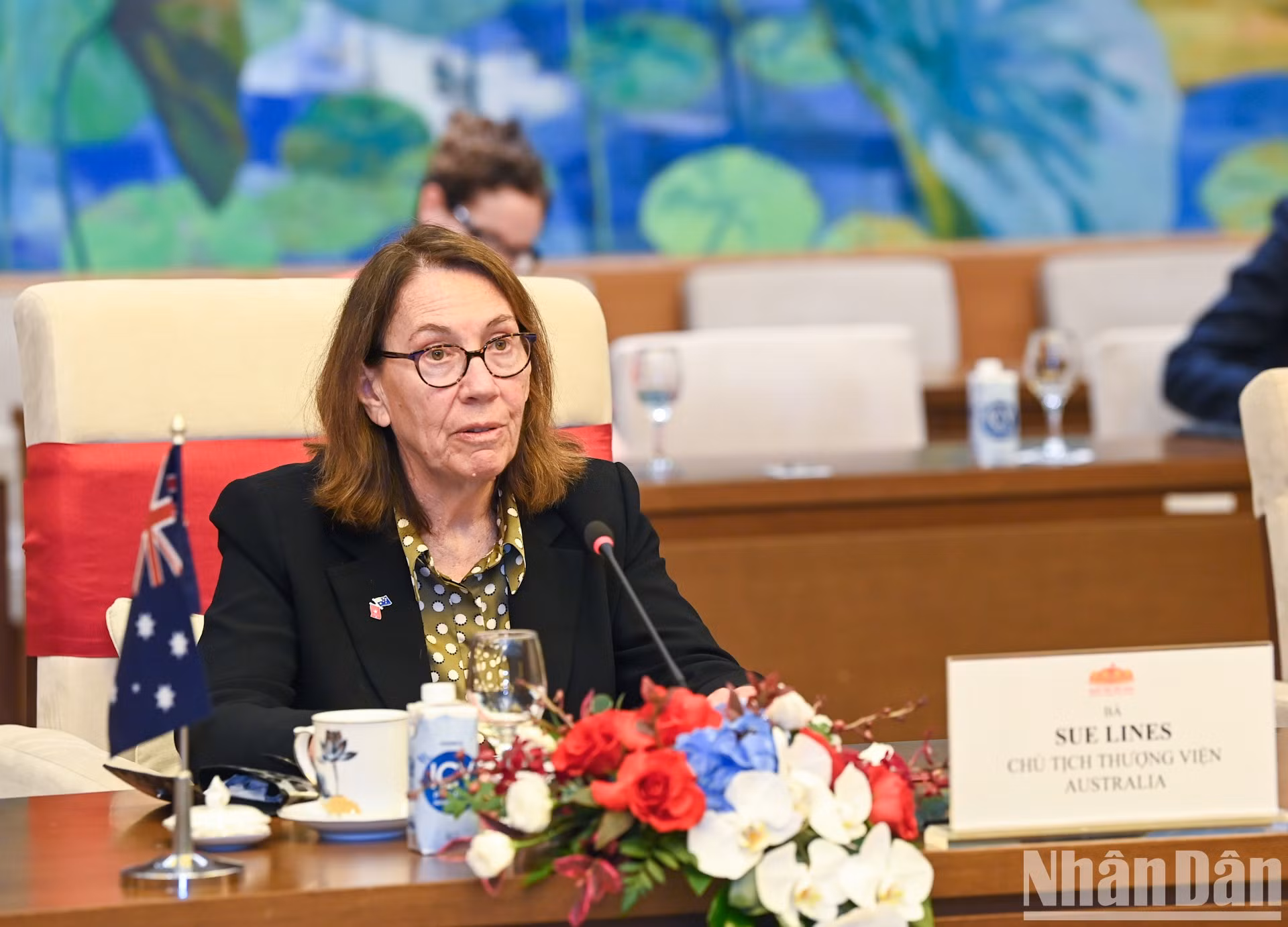 Sue Lines interviene en la cita.