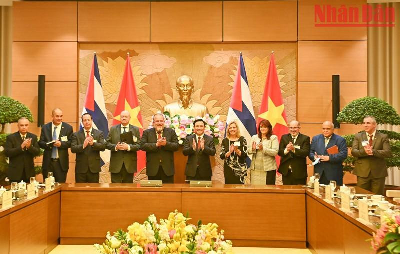 Los dos dirigentes y otros delegados en la reunión.