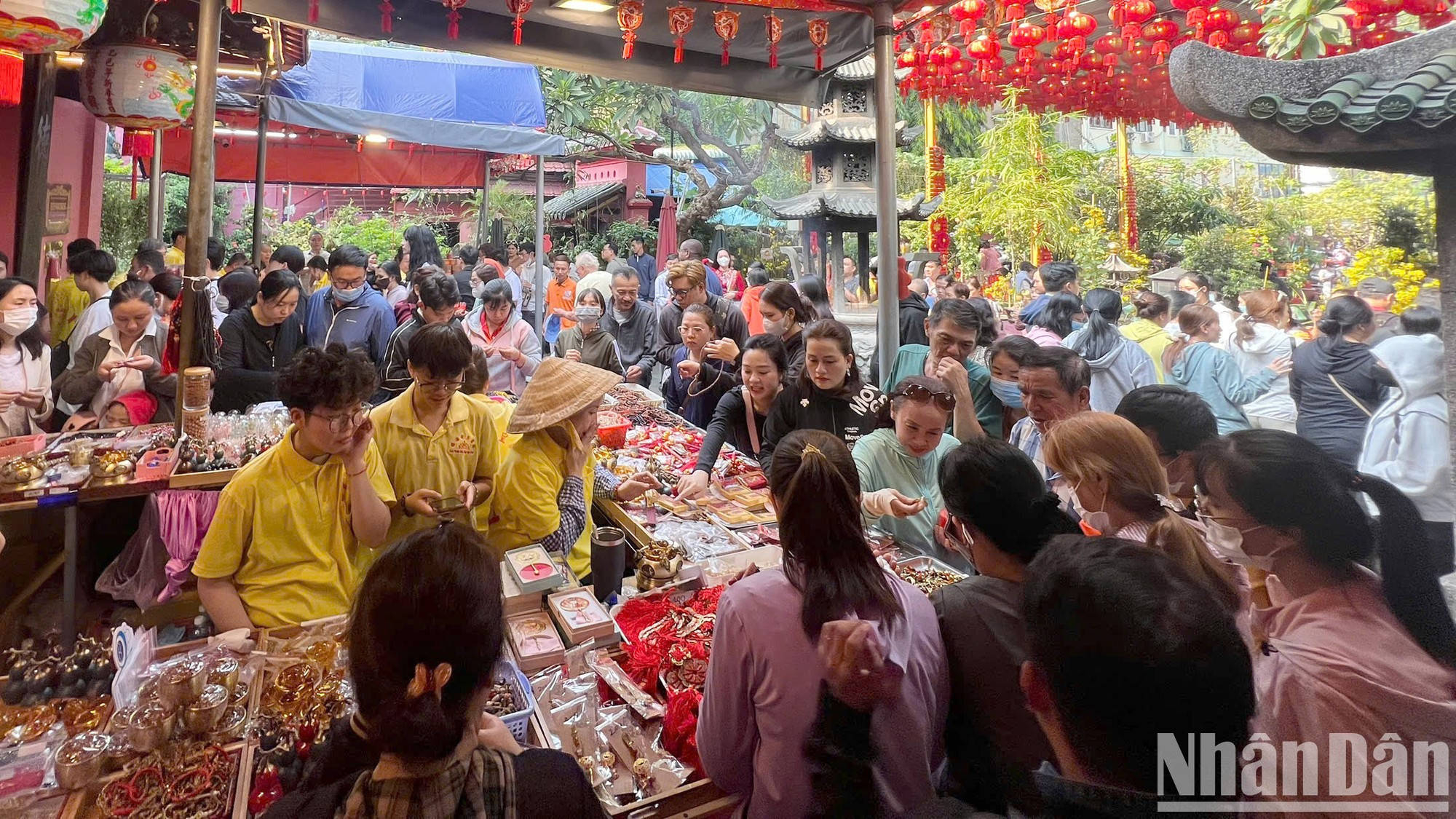 Los residentes esperan tener suerte a principios de año. Los residentes esperan tener suerte a principios de año.