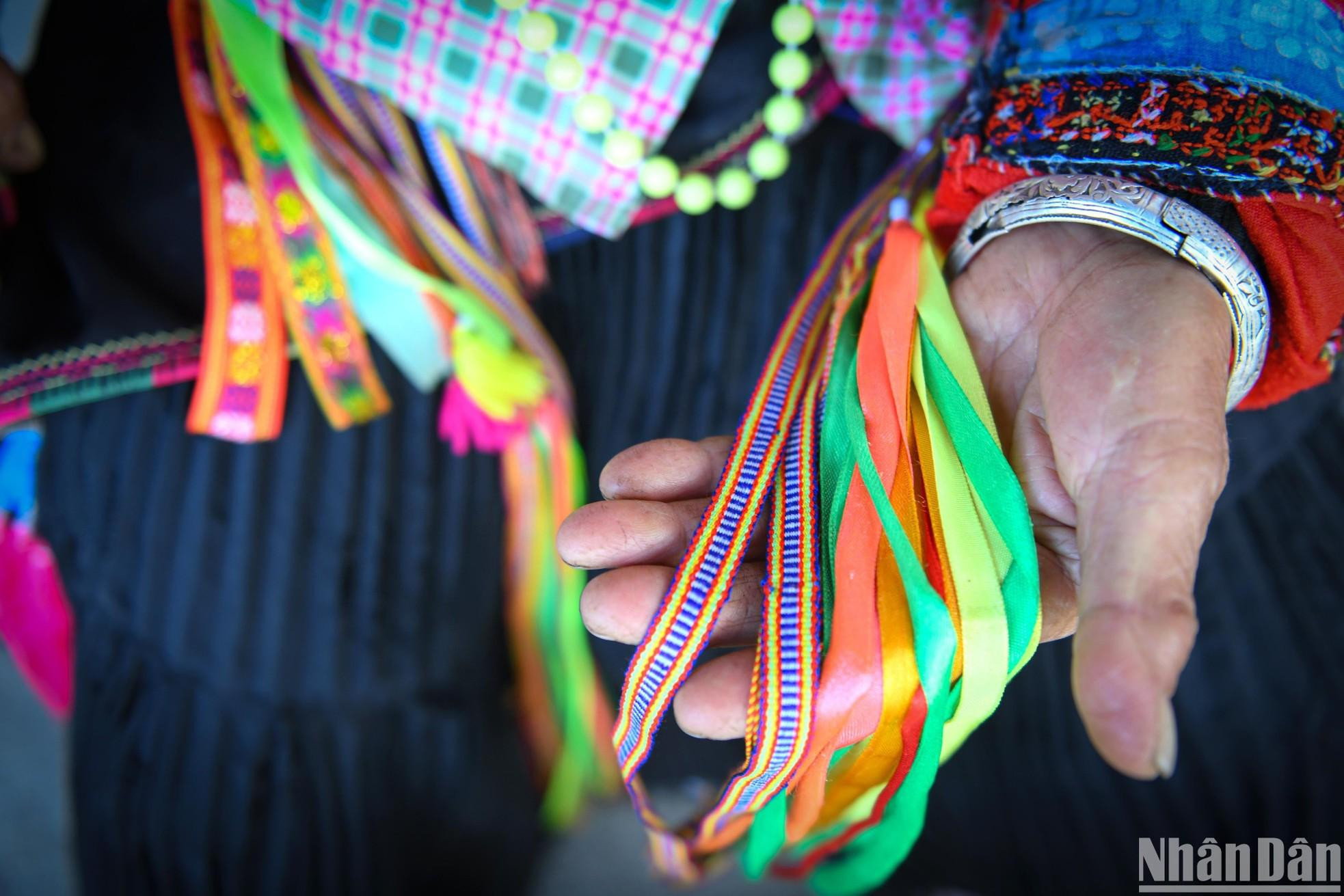 Los turistas que visitan el asta de bandera de Lung Cu tienen oportunidad de ver a chicas y mujeres de mediana edad vistiendo sus trajes étnicos. Entre las ramas de la etnia Lo Lo, los Lo Lo Hoa son los que llevan los trajes más bonitos y coloridos.