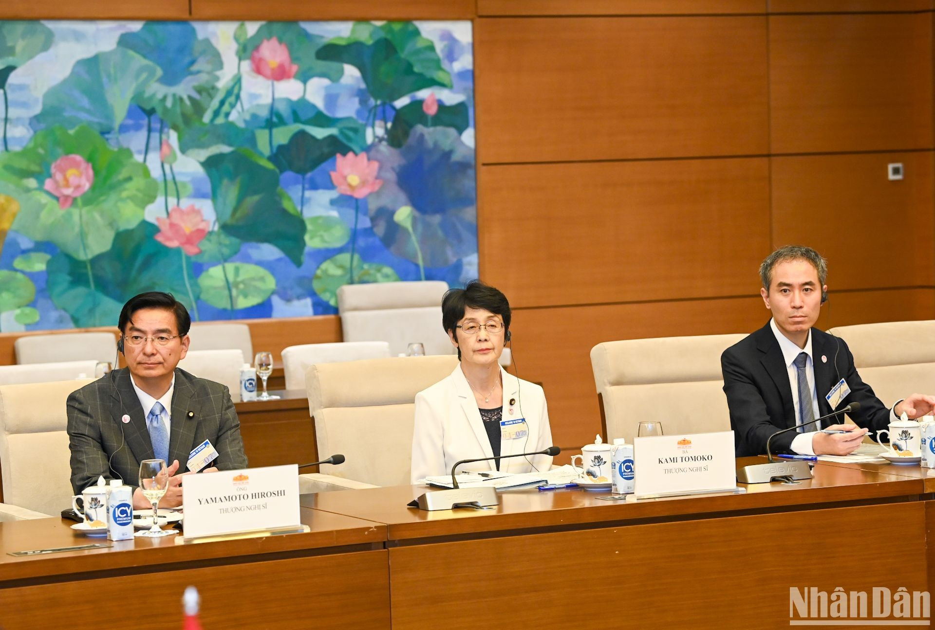 Los delegados acompañan al presidente de la Cámara de Consejeros de Japón.