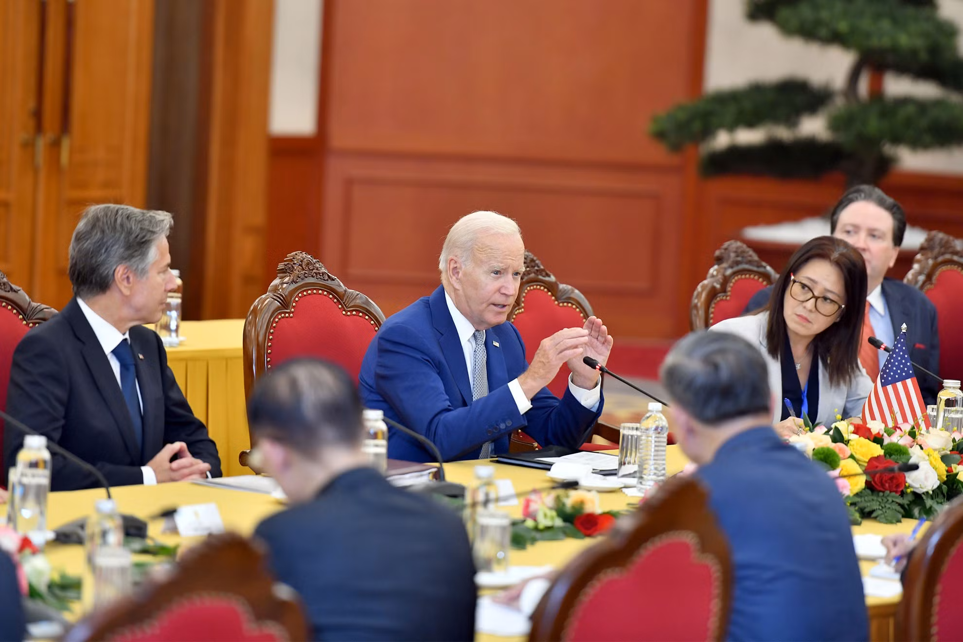 Biden habla en la reunión.