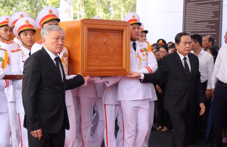 Los dirigentes compañan el féretro del expresidente Tran Duc Luong al cementerio de la comuna de Pho Khanh.