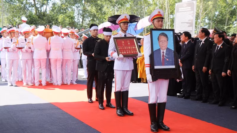 [Foto] Ceremonia de entierro del expresidente Tran Duc Luong en su tierra natal