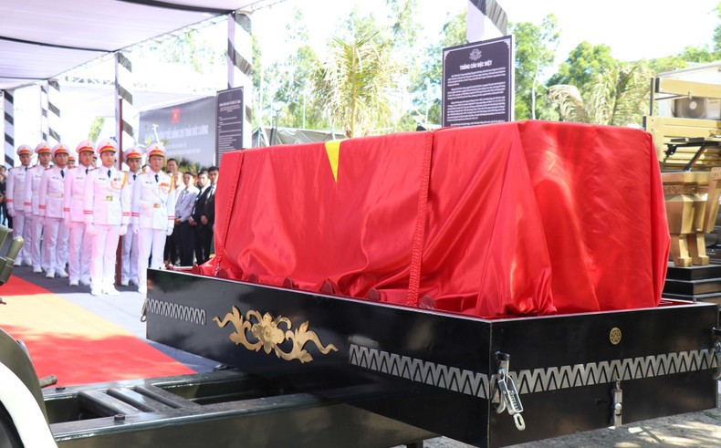 El féretro del expresidente Tran Duc Luong en lugar de entierro en el cementerio de la comuna de Pho Khanh. El féretro del expresidente Tran Duc Luong en lugar de entierro en el cementerio de la comuna de Pho Khanh.