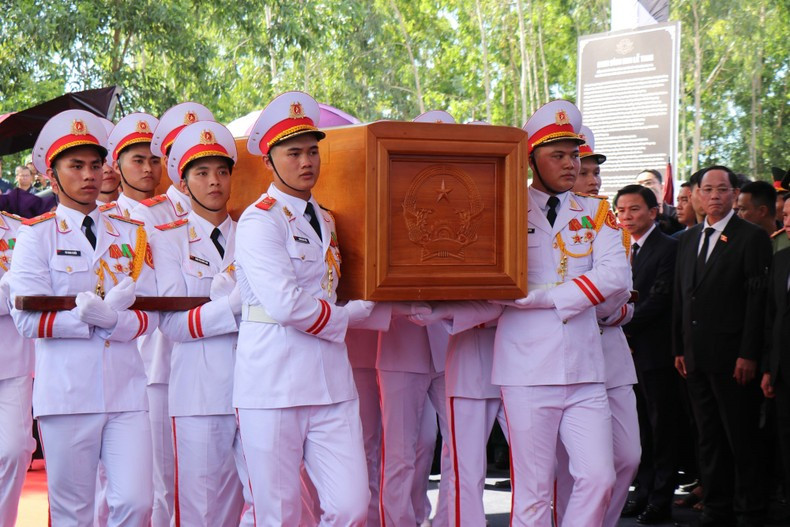 El féretro del expresidente Tran Duc Luong es llevado al lugar de entierro en el cementerio de la comuna de Pho Khanh. El féretro del expresidente Tran Duc Luong es llevado al lugar de entierro en el cementerio de la comuna de Pho Khanh.