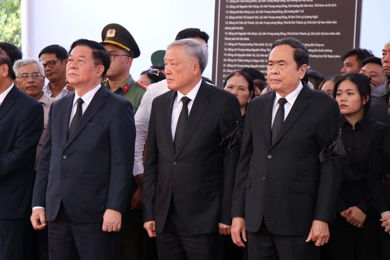 Dirigentes del Partido, del Estado y de la Asamblea Nacional en el cementerio de la comuna de Pho Khanh. Dirigentes del Partido, del Estado y de la Asamblea Nacional en el cementerio de la comuna de Pho Khanh.