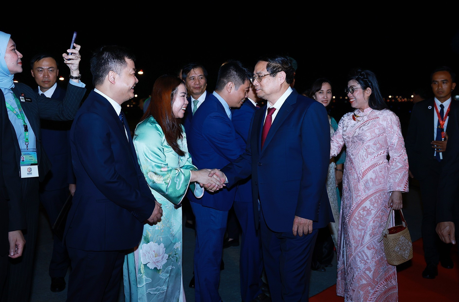 El personal de la Embajada de Vietnam en Malasia da la bienvenida al primer ministro Pham Minh Chinh y a su esposa. El personal de la Embajada de Vietnam en Malasia da la bienvenida al primer ministro Pham Minh Chinh y a su esposa.