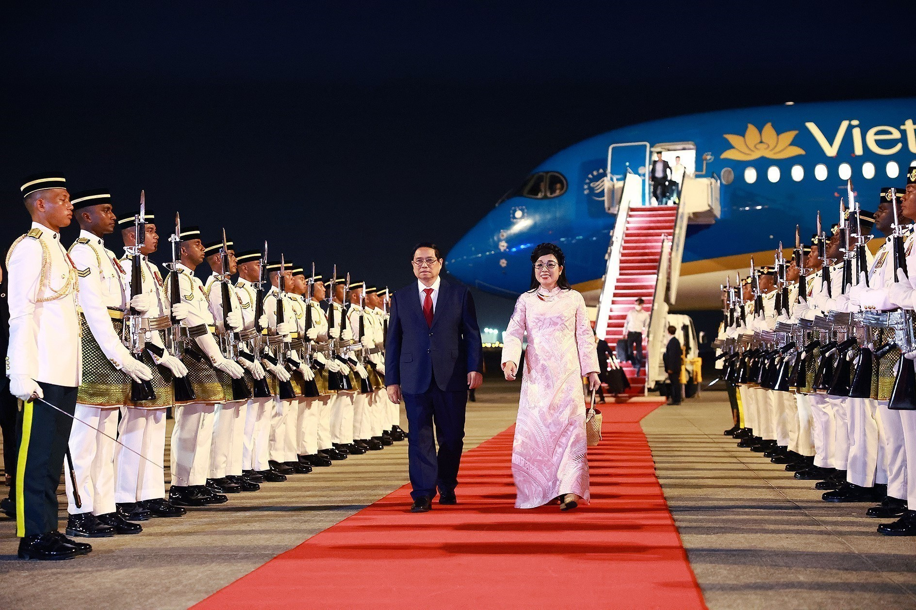 Ceremonia de bienvenida al primer ministro Pham Minh Chinh y su esposa en la capital Kuala Lumpur. Ceremonia de bienvenida al primer ministro Pham Minh Chinh y su esposa en la capital Kuala Lumpur.