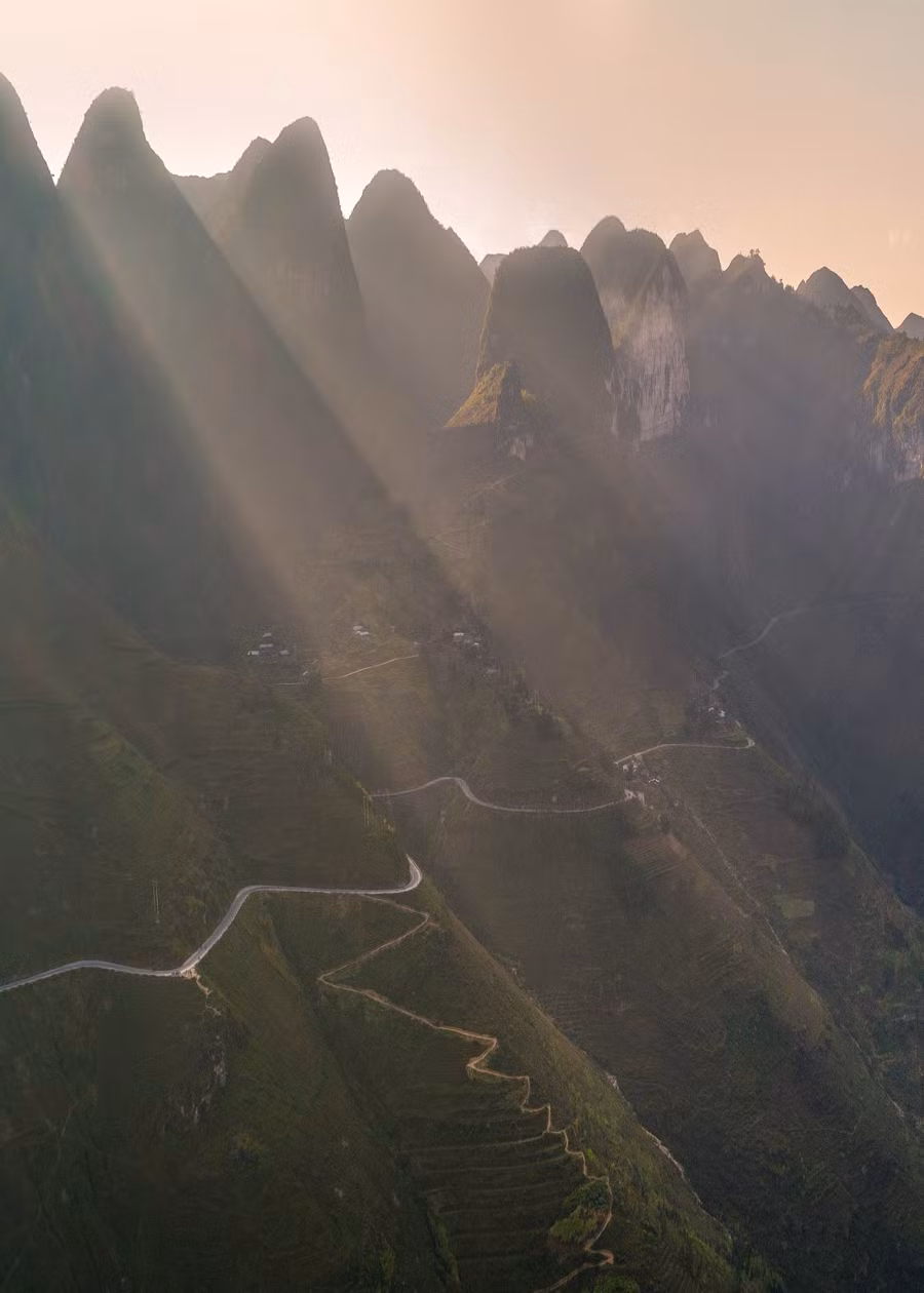 Ma Pi Leng, uno de los cuatro grandes pasos de montaña de Vietnam, aparece vagamente bajo los cálidos rayos del sol.