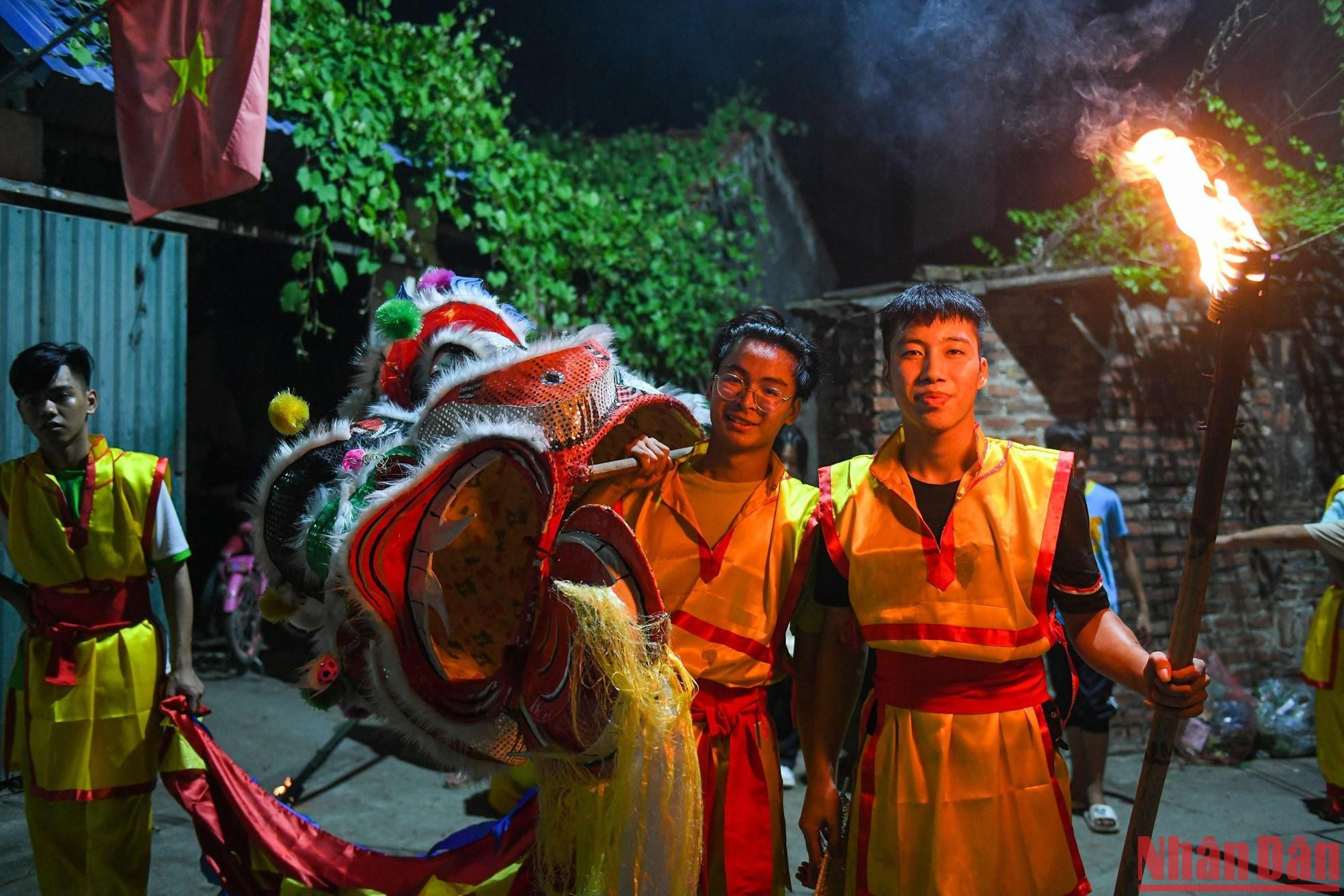 Turnándose para evitar el cansancio, todos los miembros del equipo “escupen fuego” y bailan con la cabeza del león.