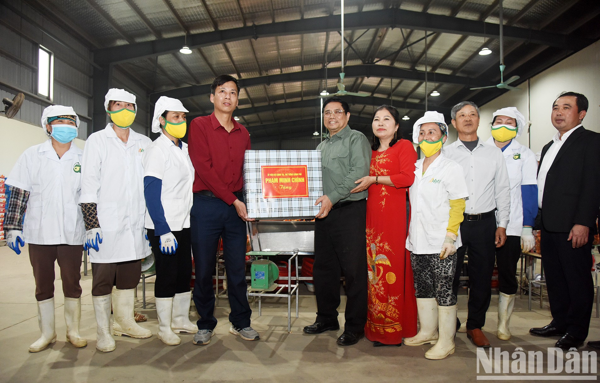 Minh Chinh entrega obsequios a la entidad.