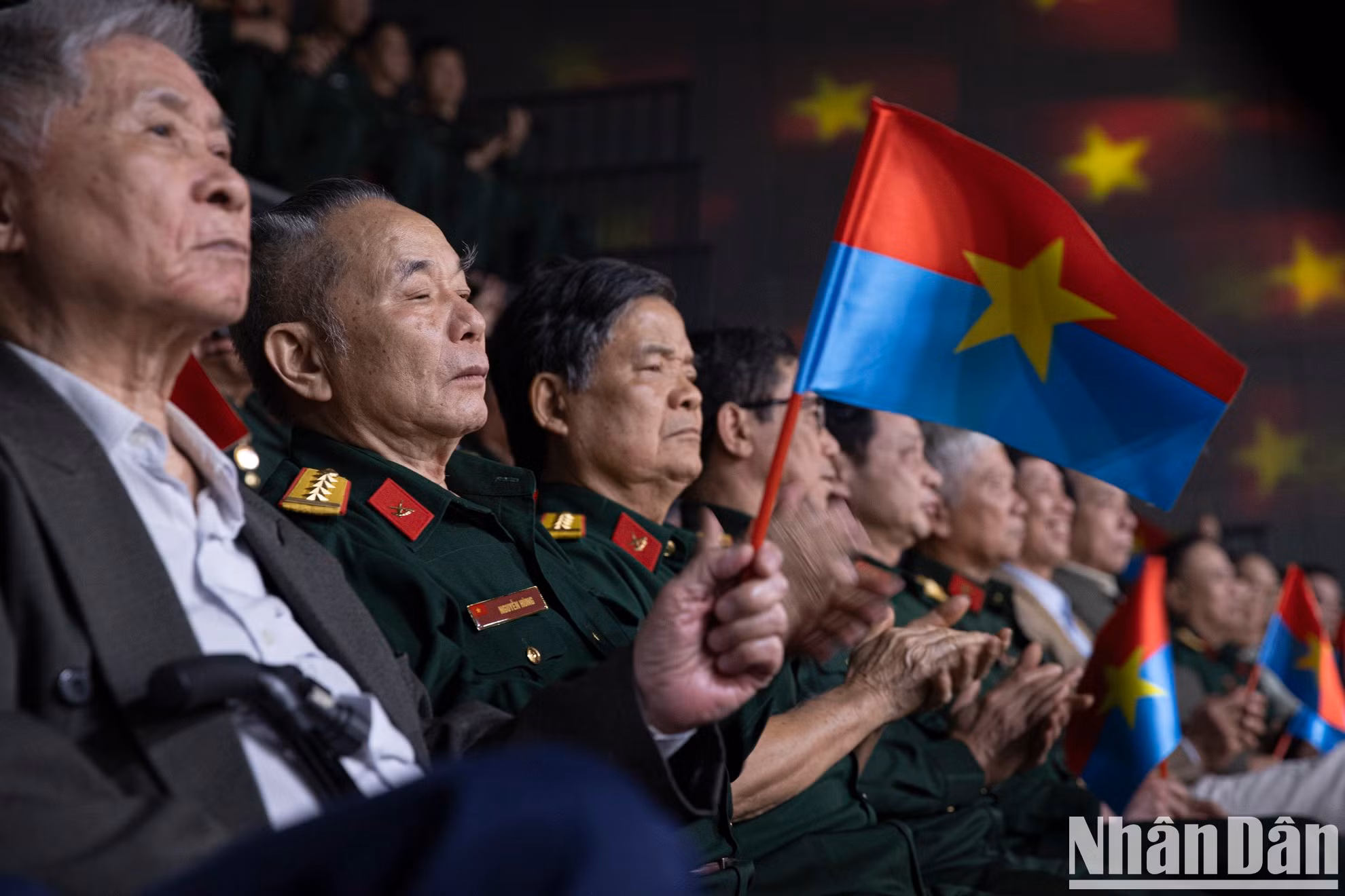 Incluye historias que conectan el pasado con el presente, con testigos históricos y cuentos narrados a través de la música. Incluye historias que conectan el pasado con el presente, con testigos históricos y cuentos narrados a través de la música.