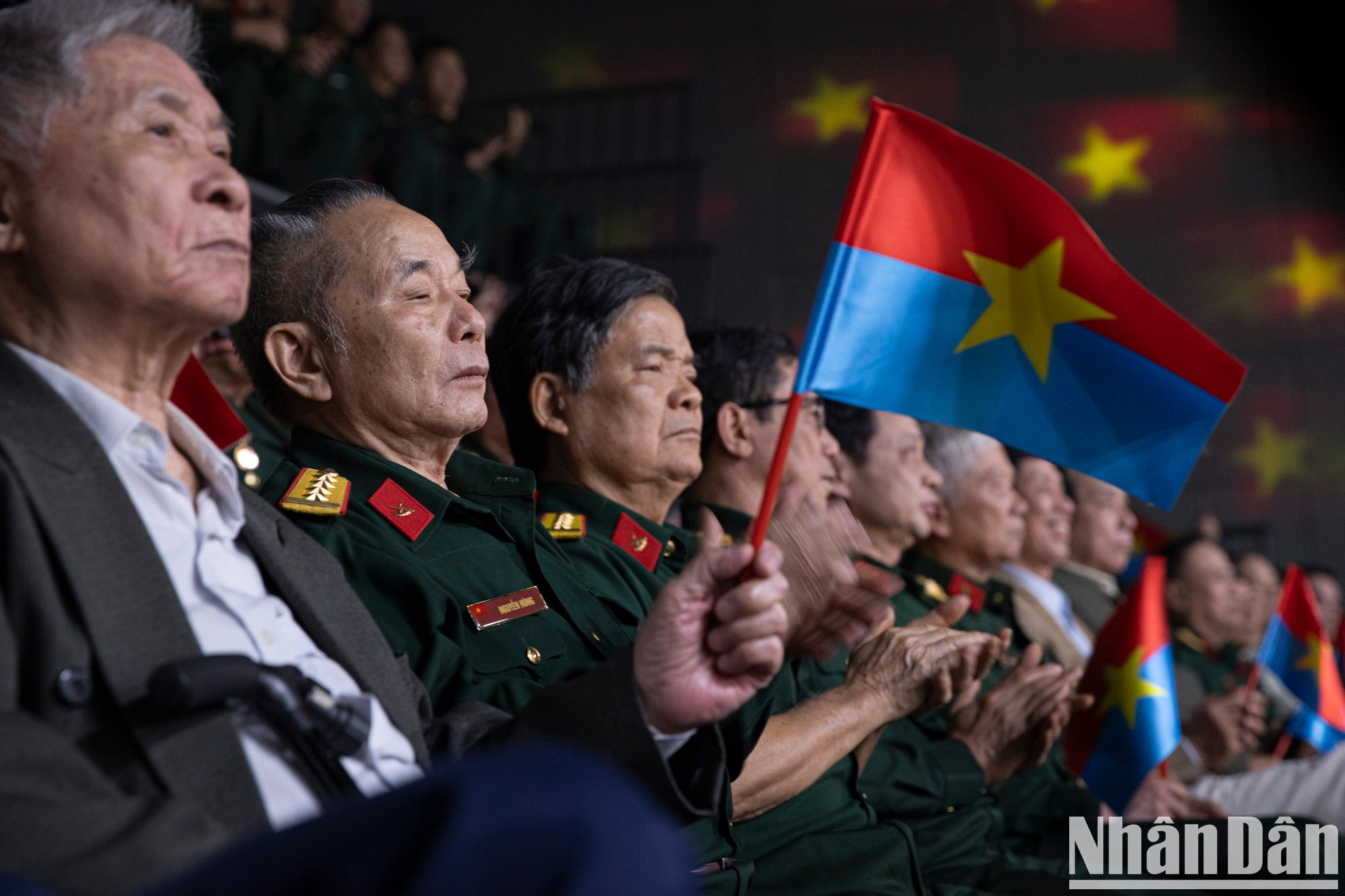 Incluye historias que conectan el pasado con el presente, con testigos históricos y cuentos narrados a través de la música. Incluye historias que conectan el pasado con el presente, con testigos históricos y cuentos narrados a través de la música.