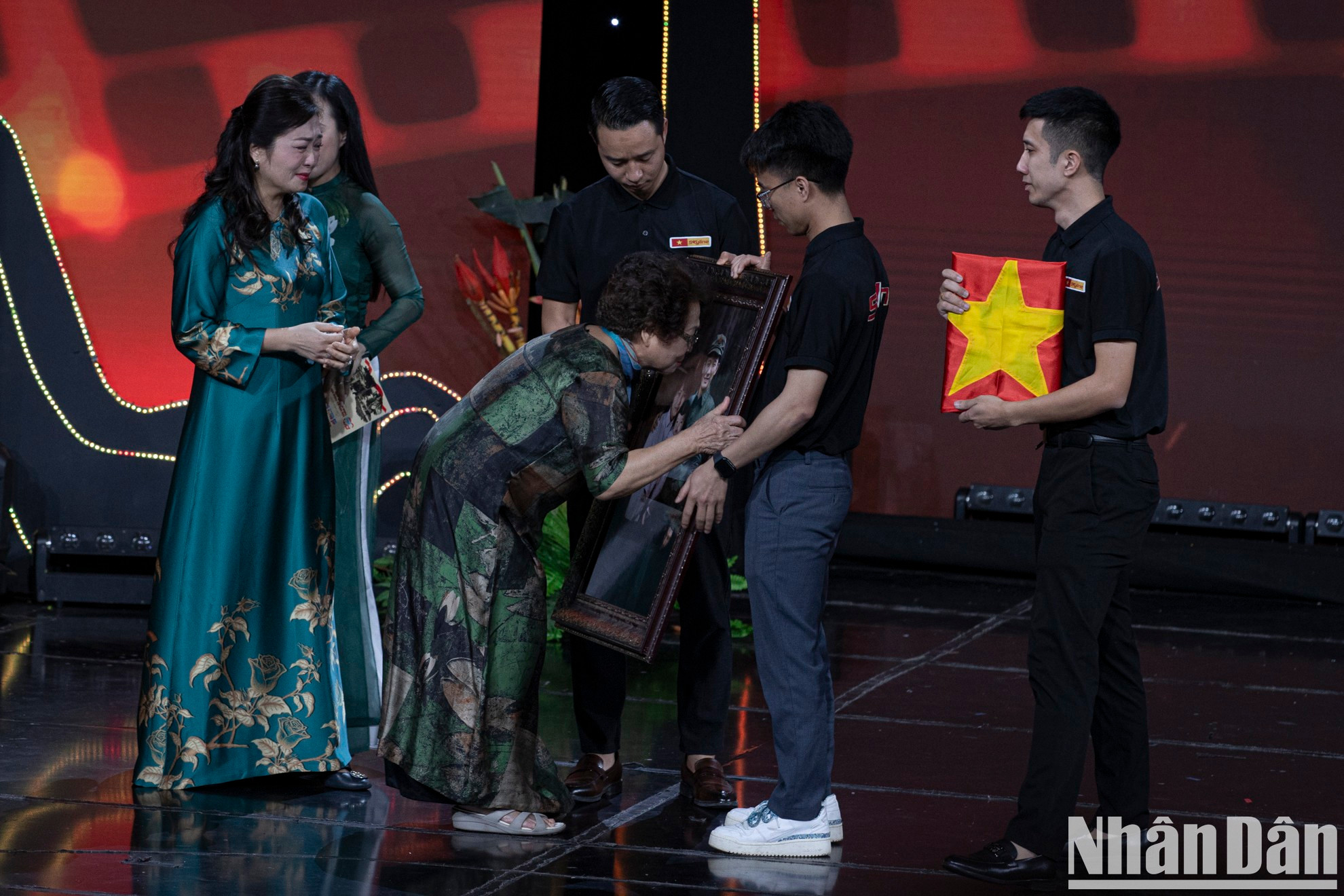 Los organizadores utilizan tecnología para crear una fotografía con todos los miembros de la familia del mártir Do Trong Hai. Los organizadores utilizan tecnología para crear una fotografía con todos los miembros de la familia del mártir Do Trong Hai.