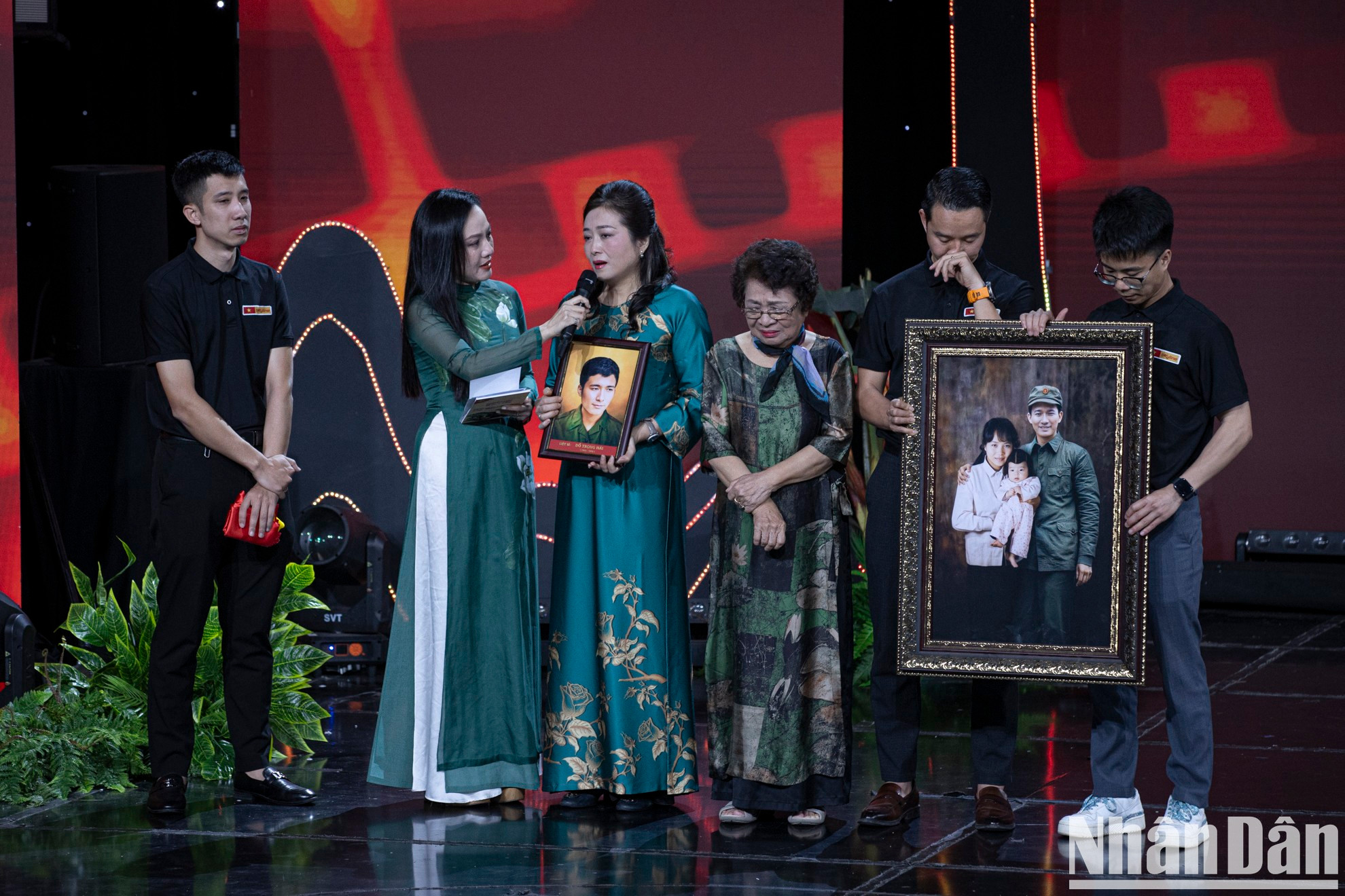 Do Hoai Nam, hija del mártir Do Trong Hai, comparte sus sentimientos al recibir el regalo del comité organizador. Do Hoai Nam, hija del mártir Do Trong Hai, comparte sus sentimientos al recibir el regalo del comité organizador.