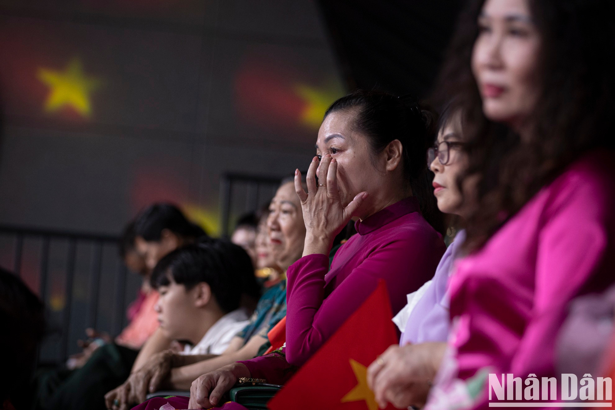 El público no puede contener las lágrimas mientras escucha las historias que los invitados al programa comparten. El público no puede contener las lágrimas mientras escucha las historias que los invitados al programa comparten.