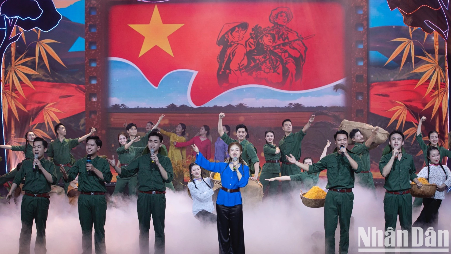 [Foto] Celebran programa Recursos para la victoria en saludo al 50º aniversario de reunificación de Vietnam