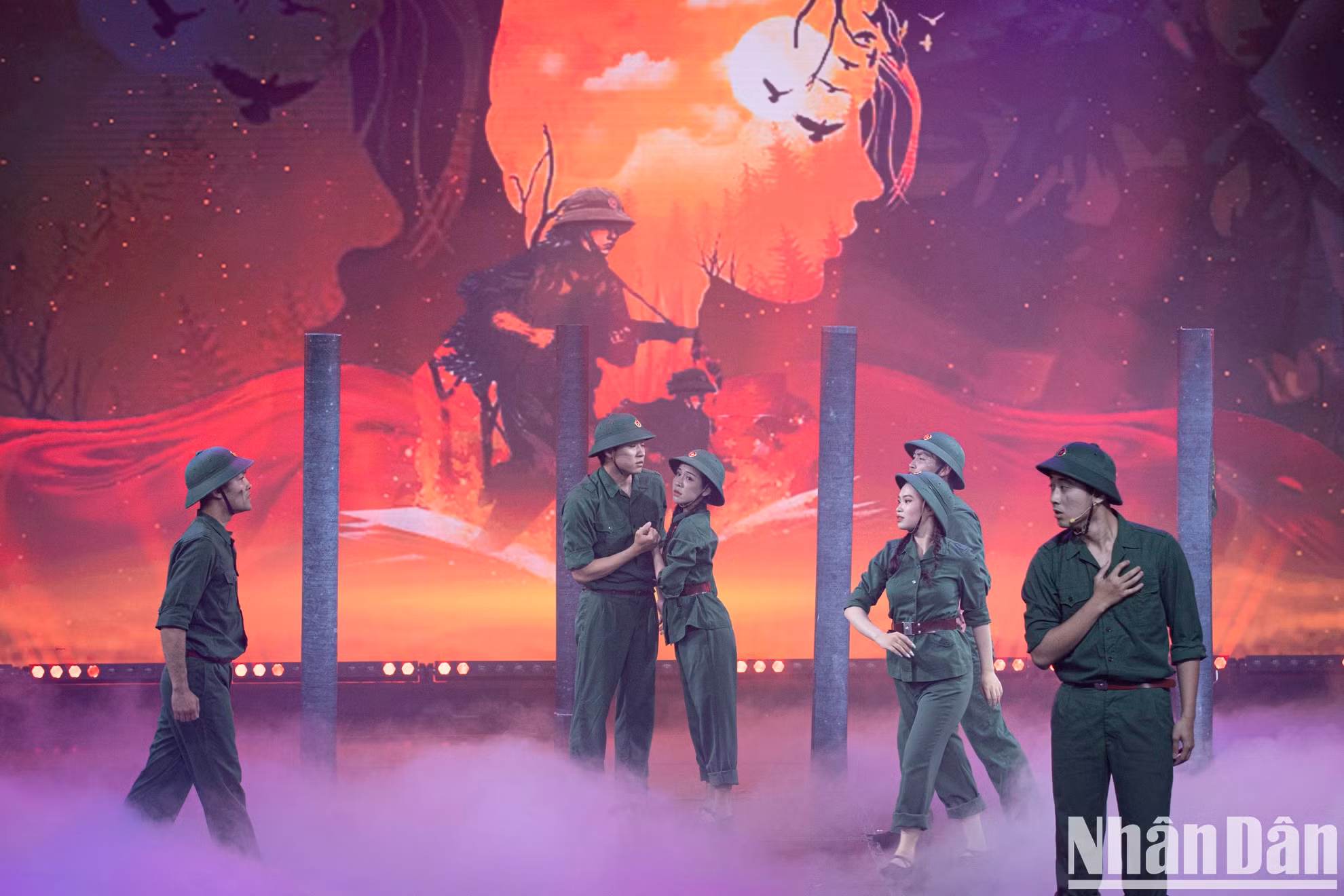 El programa consta de cuatro partes: "Movilizar todos los recursos de la nación", "Garantizar la logística y la ingeniería del campo de batalla", "Día de la victoria" y "Construir la industria logística y de ingeniería en la nueva era". El programa consta de cuatro partes: "Movilizar todos los recursos de la nación", "Garantizar la logística y la ingeniería del campo de batalla", "Día de la victoria" y "Construir la industria logística y de ingeniería en la nueva era".