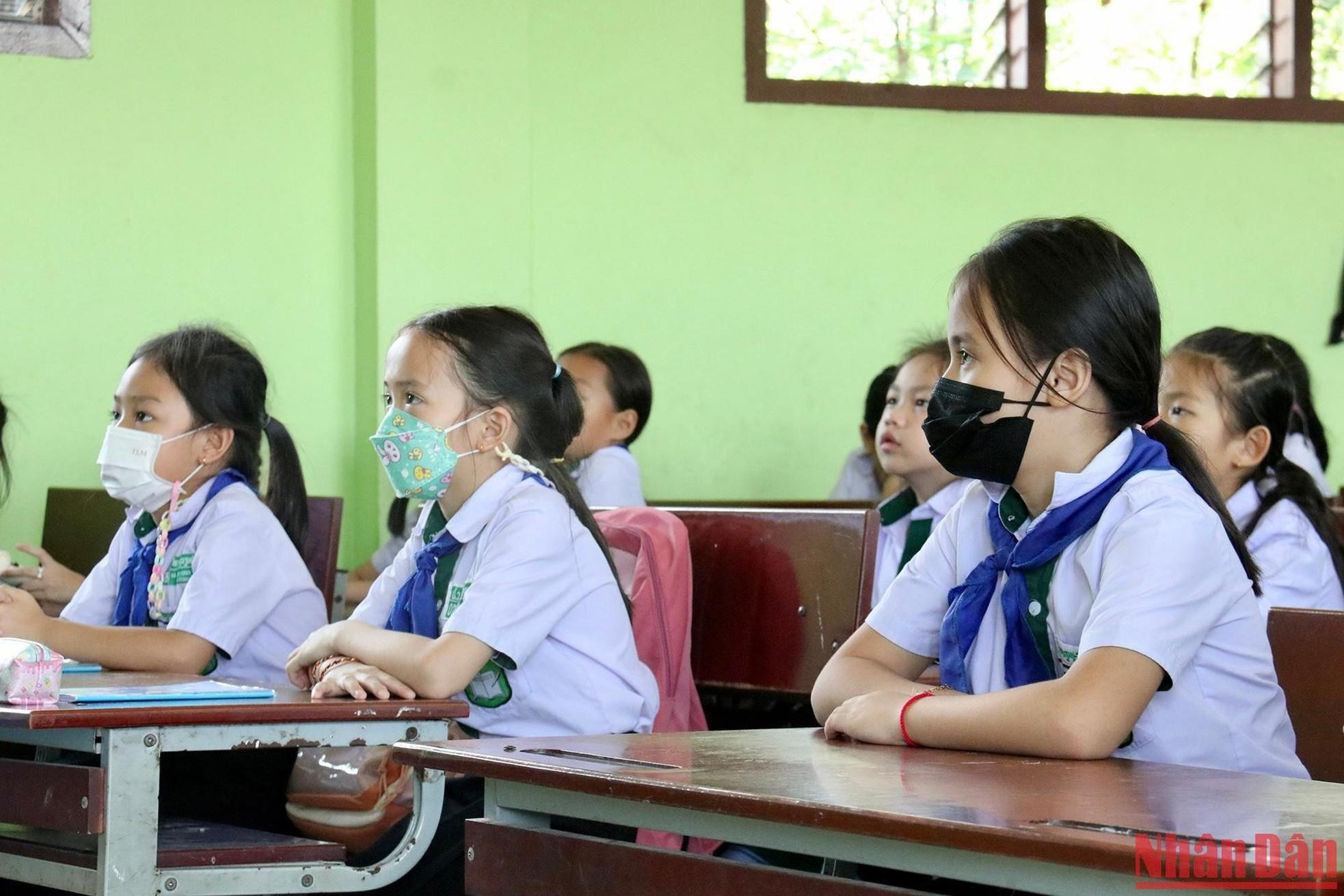 Los estudiantes en la clase. Los estudiantes en la clase.