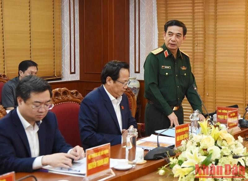 El ministro de Defensa, general Phan Van Giang pronuncia un discurso en el evento.