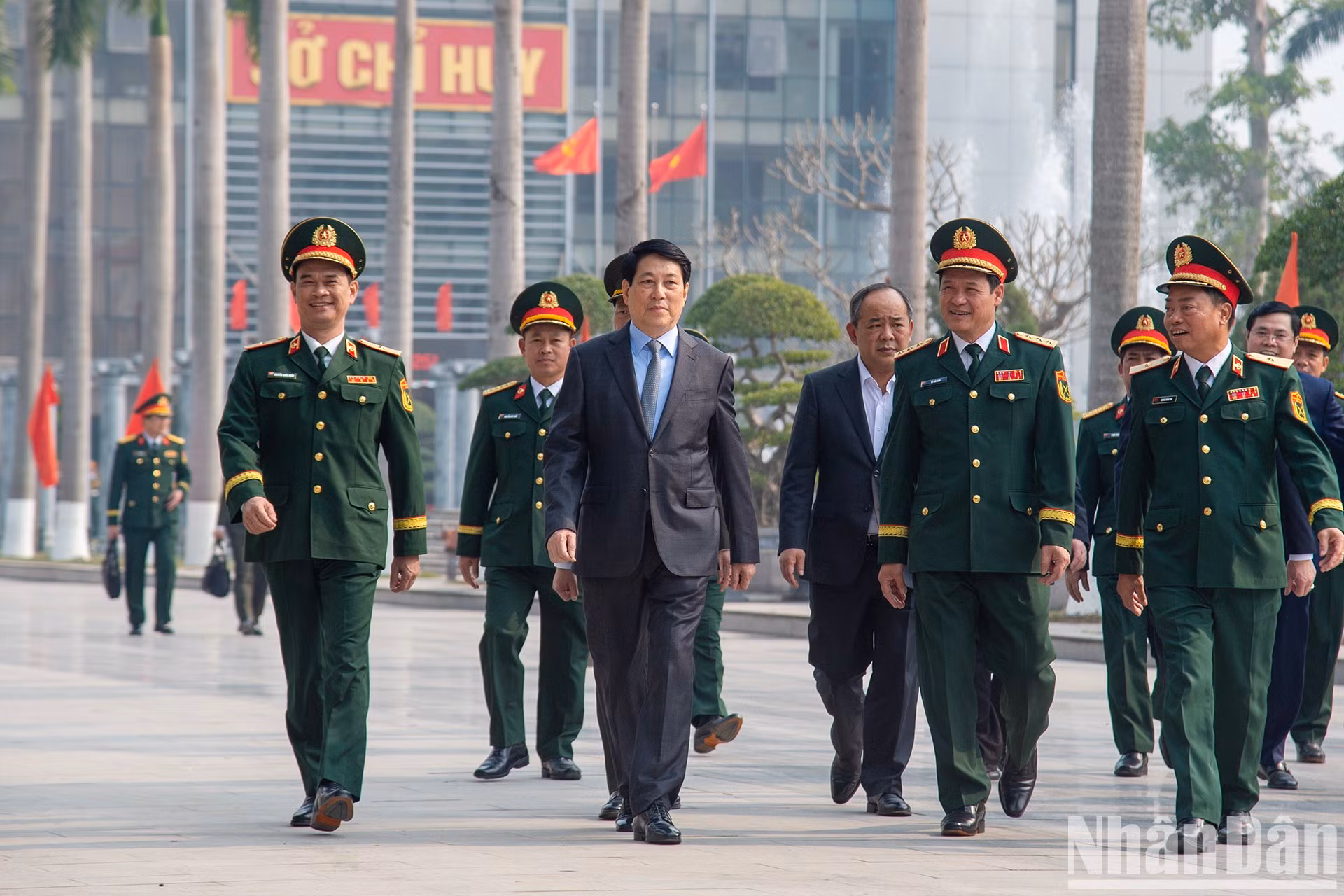 Luong Cuong visita la sede del Alto Mando de las Fuerzas Especiales.