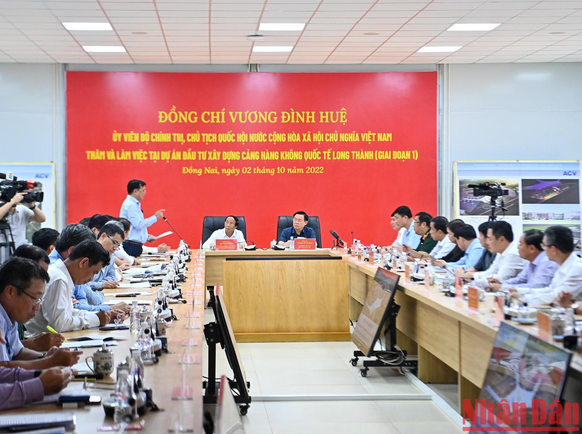 Panorama de la reunión entre el titular del Parlamento y la Junta de Gestión del proyecto del aeropuerto de Long Thanh.