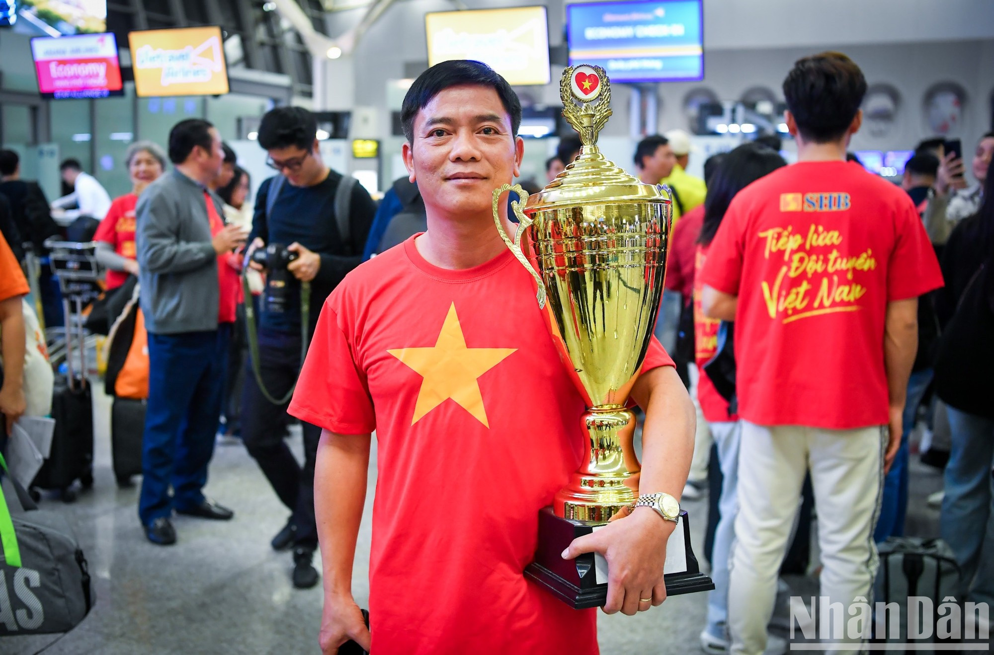 Los aficionados confían en que el equipo vietnamita se alzará con la victoria en el campeonato. Los aficionados confían en que el equipo vietnamita se alzará con la victoria en el campeonato.