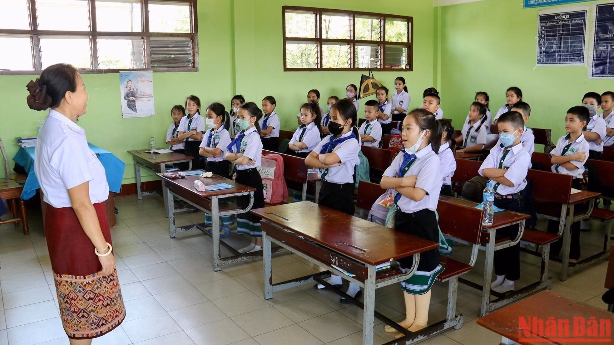 Los estudiantes saludan a la maestra.