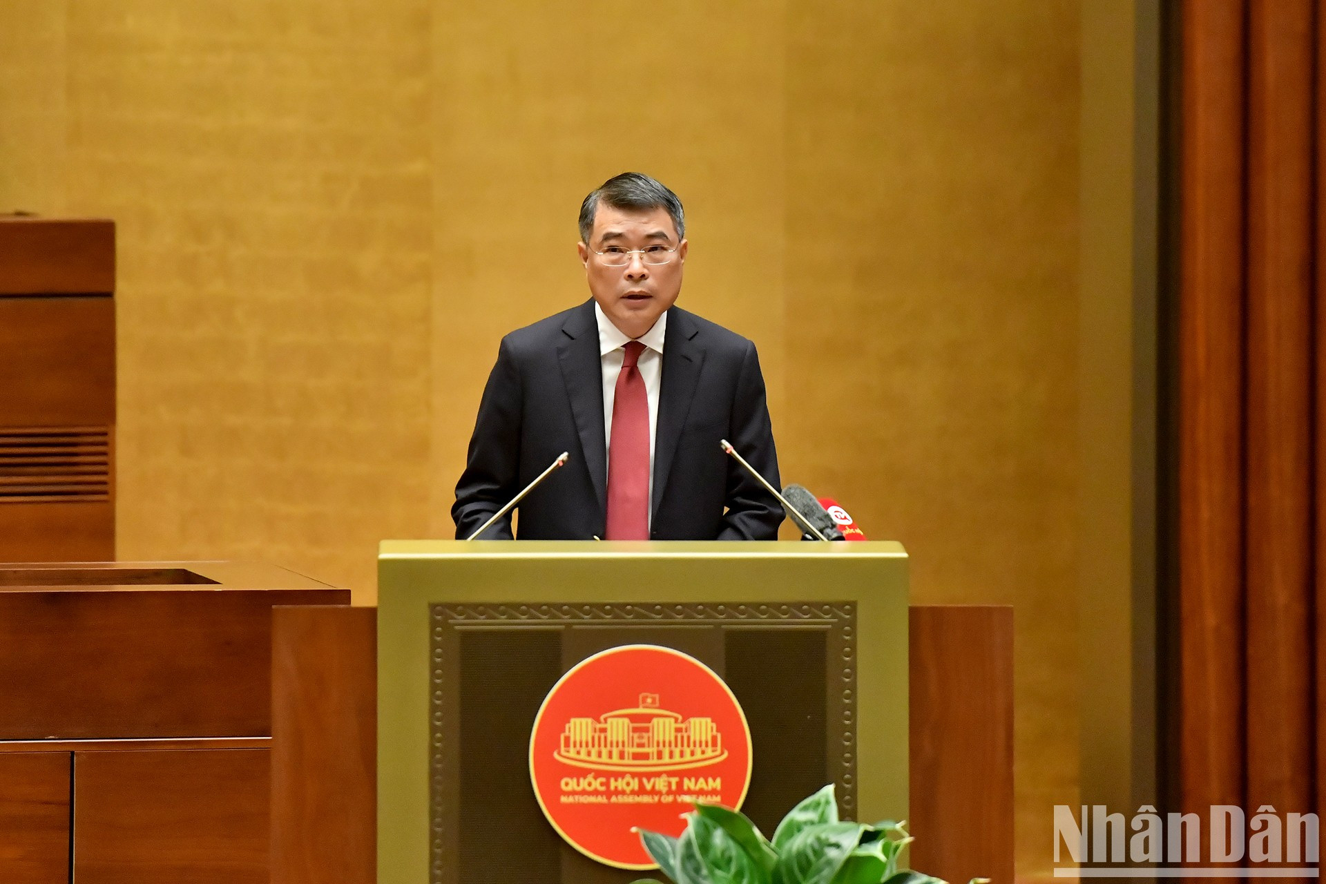 Le Minh Hung, miembro del Buró Político y del Secretariado del Comité Central del PCV y jefe de su Comisión de Organización, habla en el evento.