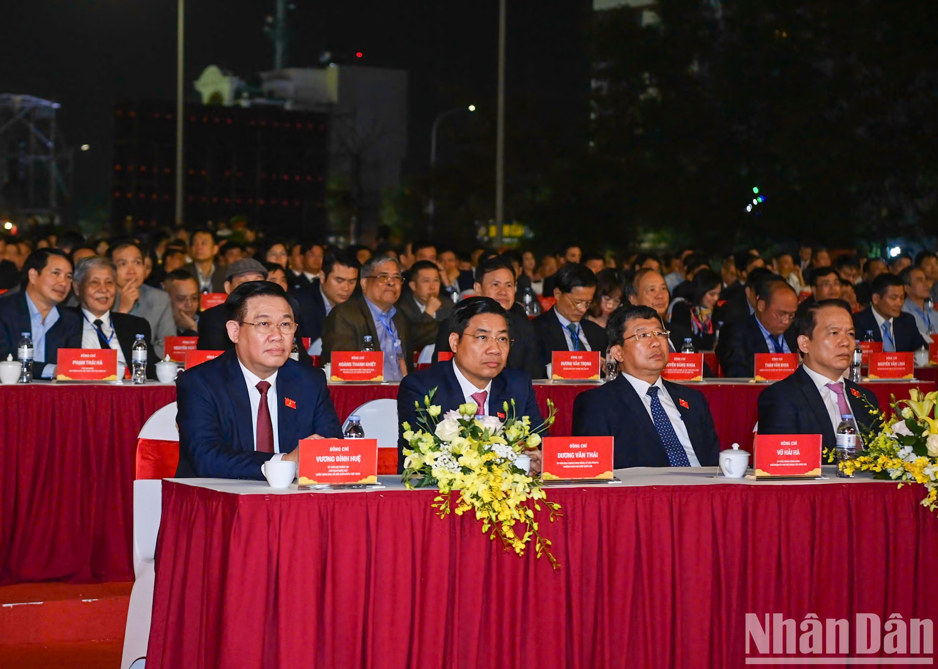 El presidente de la Asamblea Nacional, Vuong Dinh Hue, asiste a la cita.