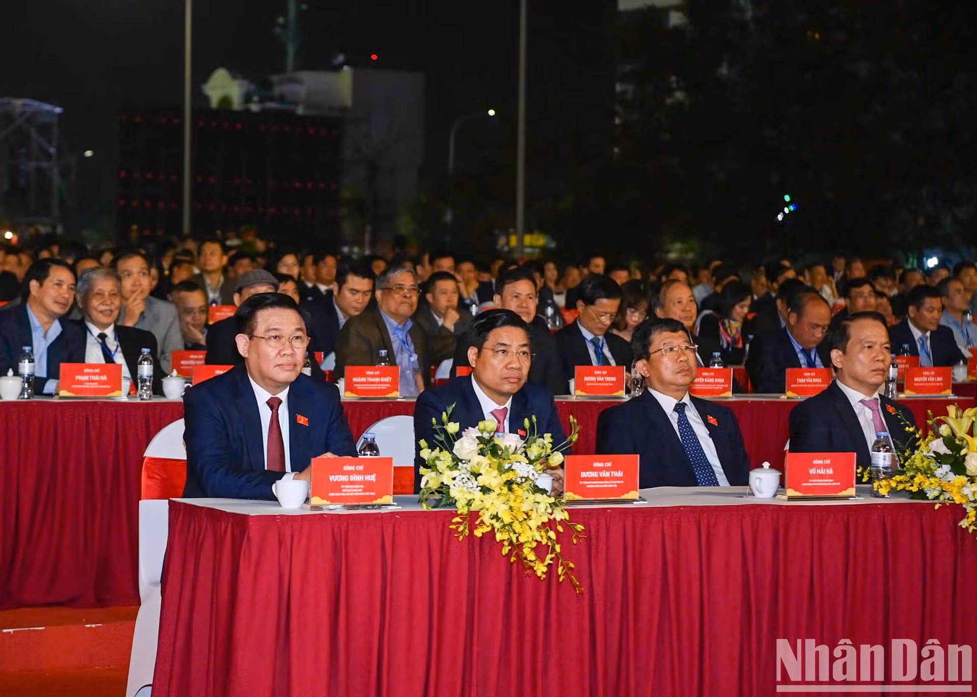 El presidente de la Asamblea Nacional, Vuong Dinh Hue, asiste a la cita.