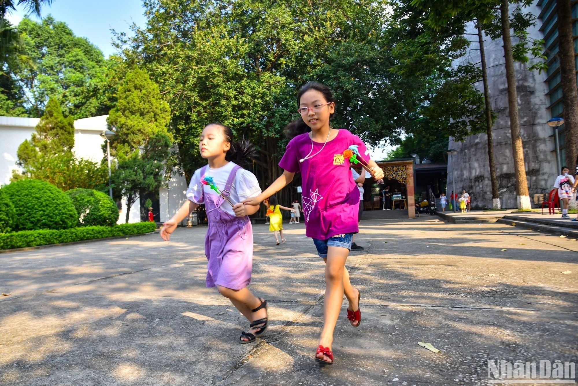 El evento es un patio de juegos que facilita a los niños conocer la cultura tradicional y la tecnología y los productos científicos modernos. Al mismo tiempo, permite a abuelos y padres recordar la infancia y compartir conocimientos con sus hijos y nietos, fomentando así los lazos familiares. El evento es un patio de juegos que facilita a los niños conocer la cultura tradicional y la tecnología y los productos científicos modernos. Al mismo tiempo, permite a abuelos y padres recordar la infancia y compartir conocimientos con sus hijos y nietos, fomentando así los lazos familiares.