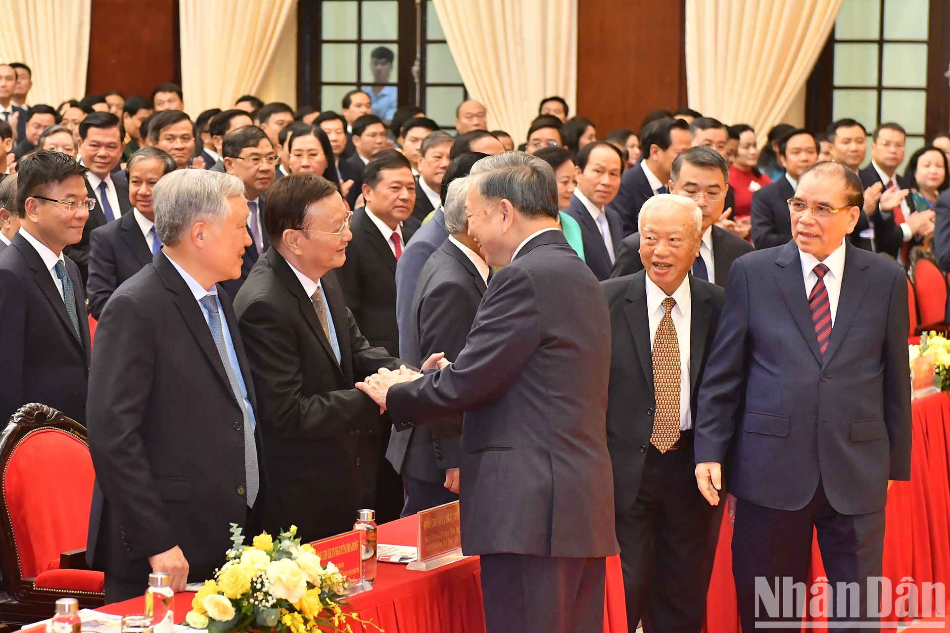 Asisten al evento los anteriores y actuales dirigentes del Partido y el Estado. Asisten al evento los anteriores y actuales dirigentes del Partido y el Estado.