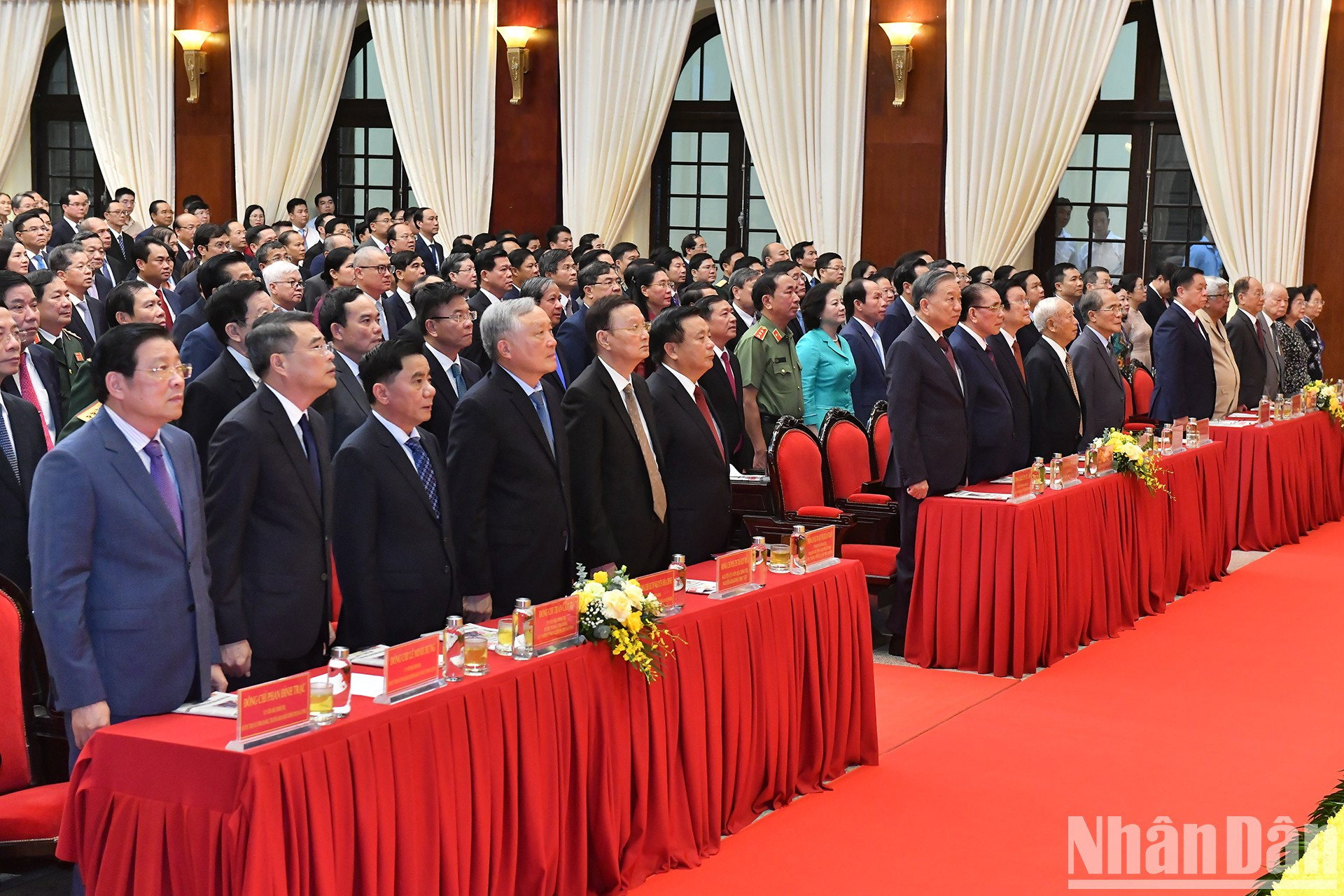 Los delegados saludan a la bandera nacional. Los delegados saludan a la bandera nacional.