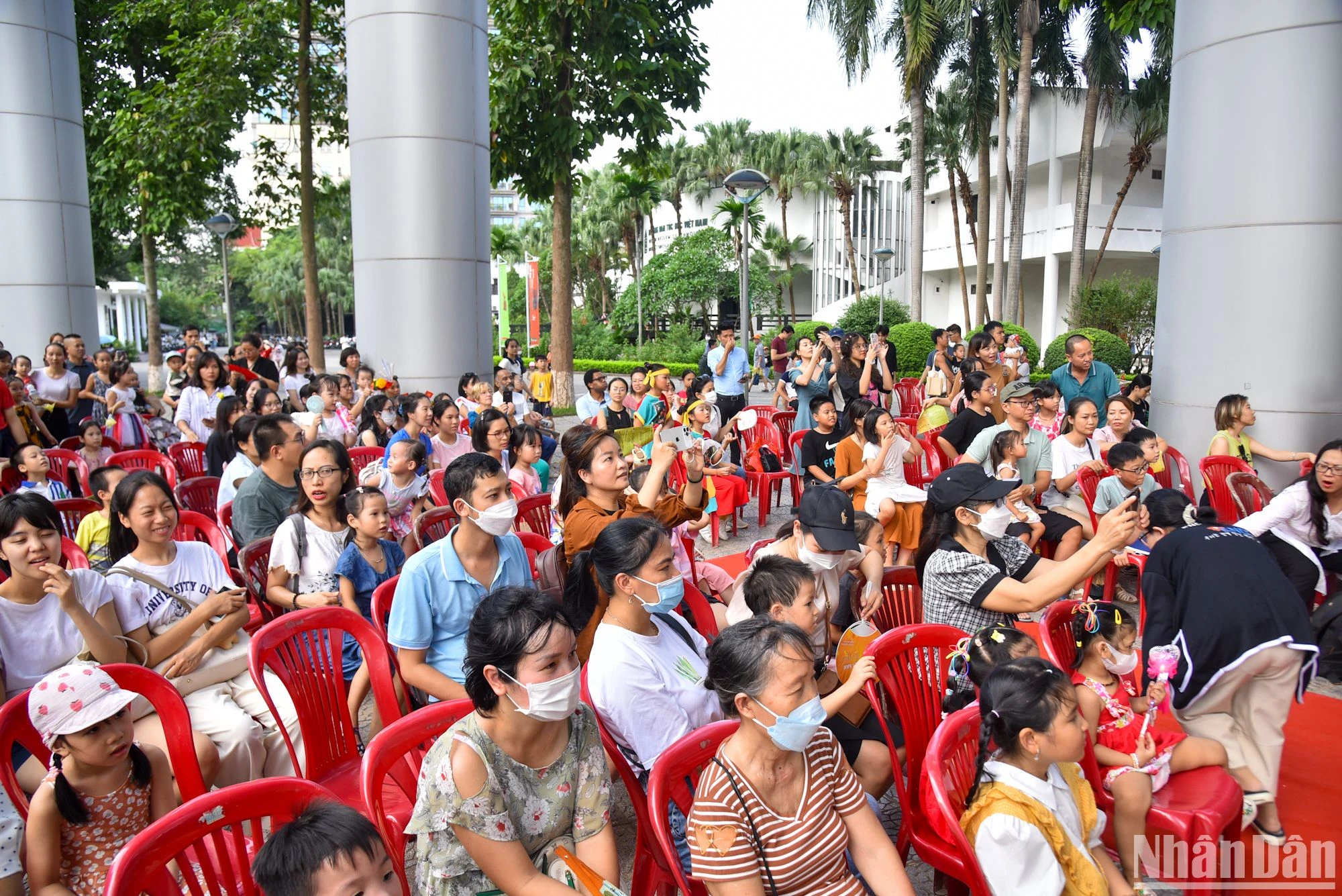 Los padres animan a sus hijos. Los padres animan a sus hijos.