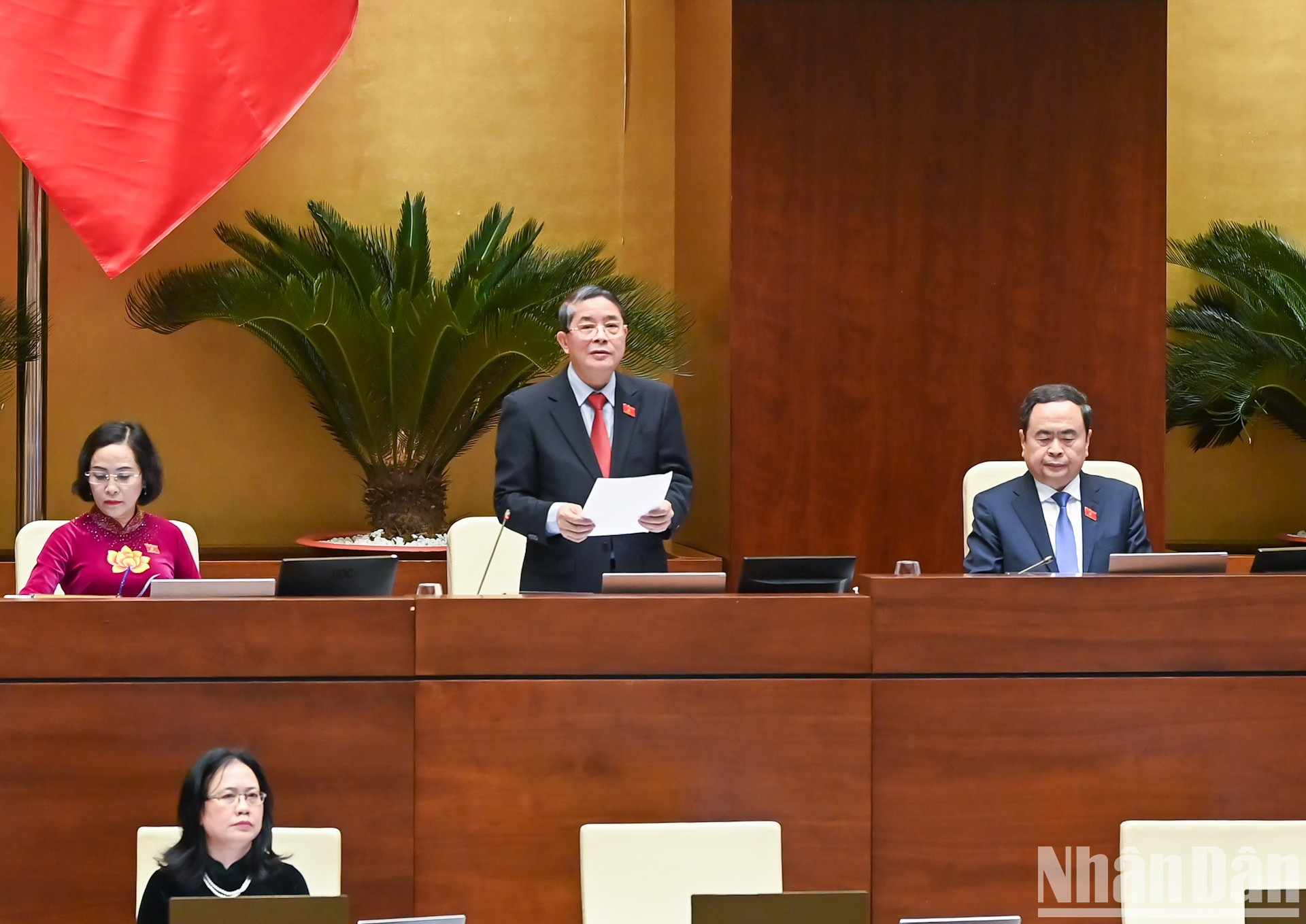El vicepresidente de la Asamblea Nacional Nguyen Duc Hai dirige la sesión. El vicepresidente de la Asamblea Nacional Nguyen Duc Hai dirige la sesión.