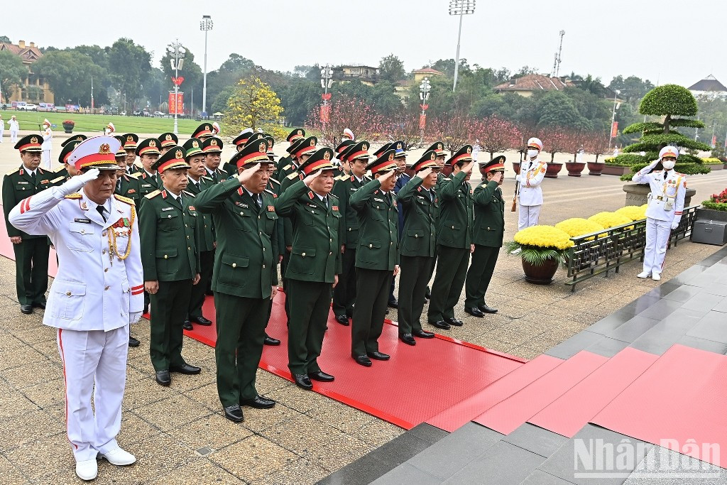 Delegados de la Comisión Militar Central y del Ministerio de Defensa rinden homenaje al Presidente Ho Chi Minh.
